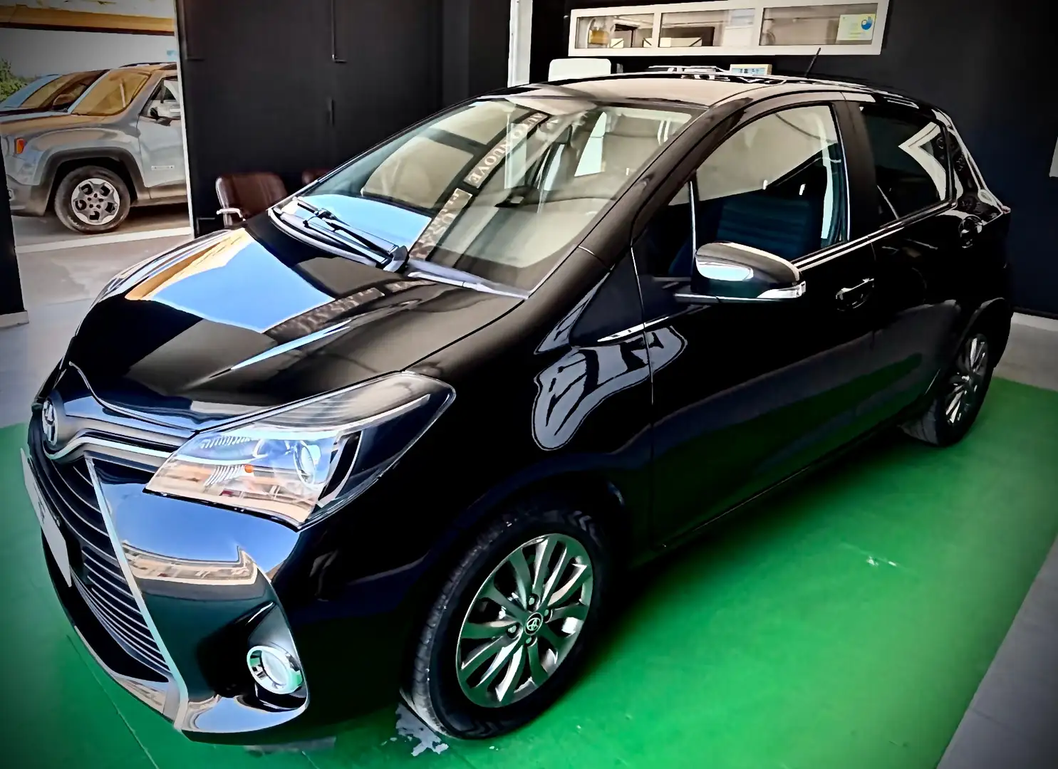 Toyota Yaris Yaris III 2015 5p 1.3 Active E6 Noir - 2