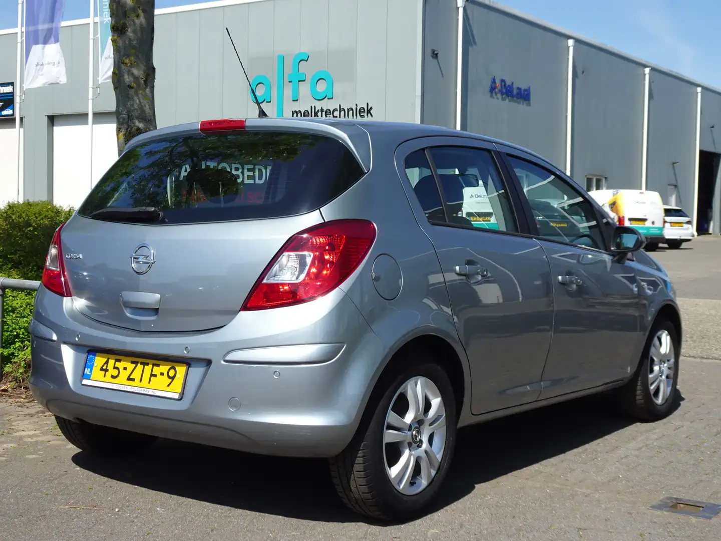 Opel Corsa 1.4-16V Gris - 2