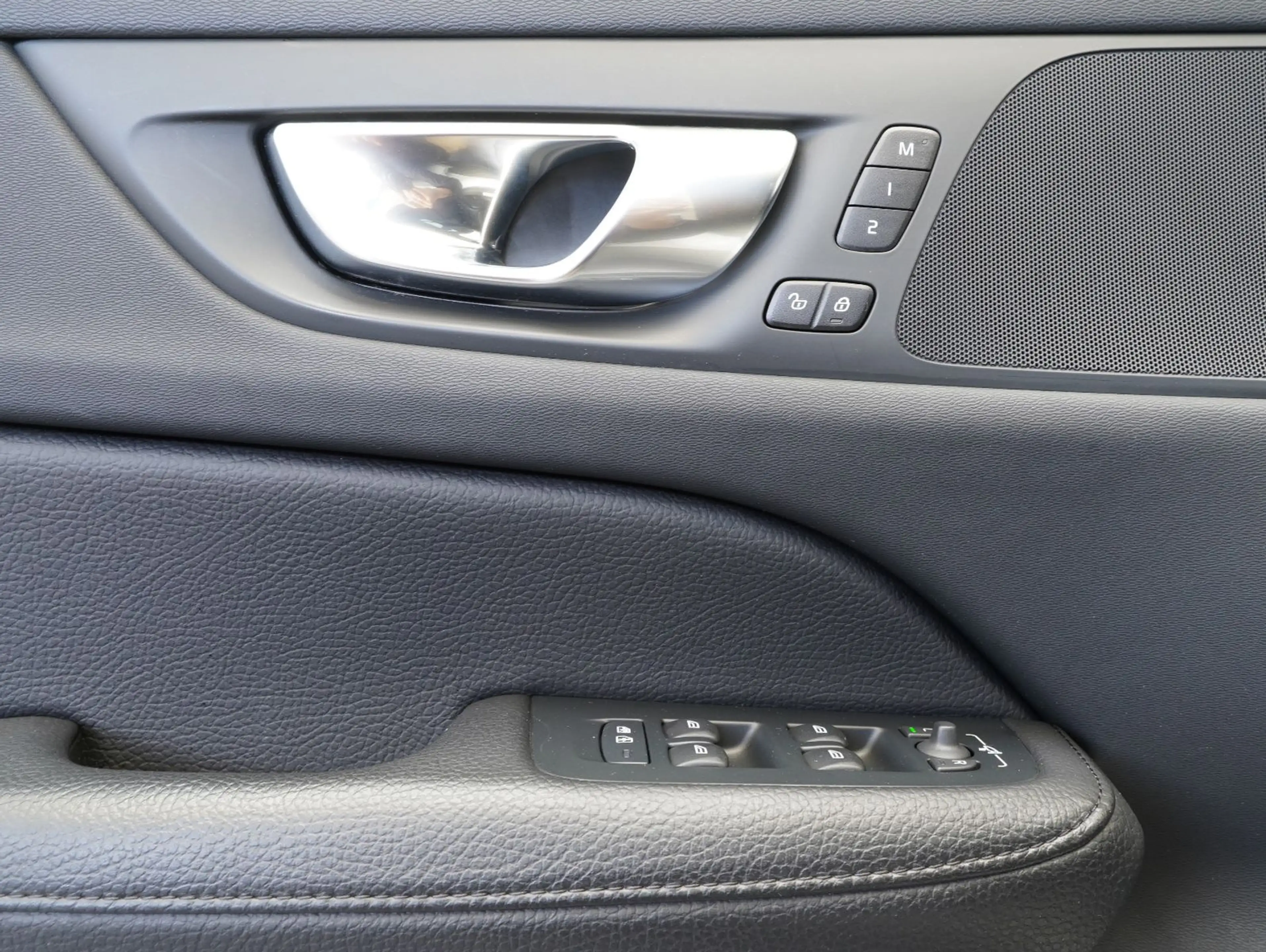 Volvo V60 Cross Country B5 B AWD — photo 7