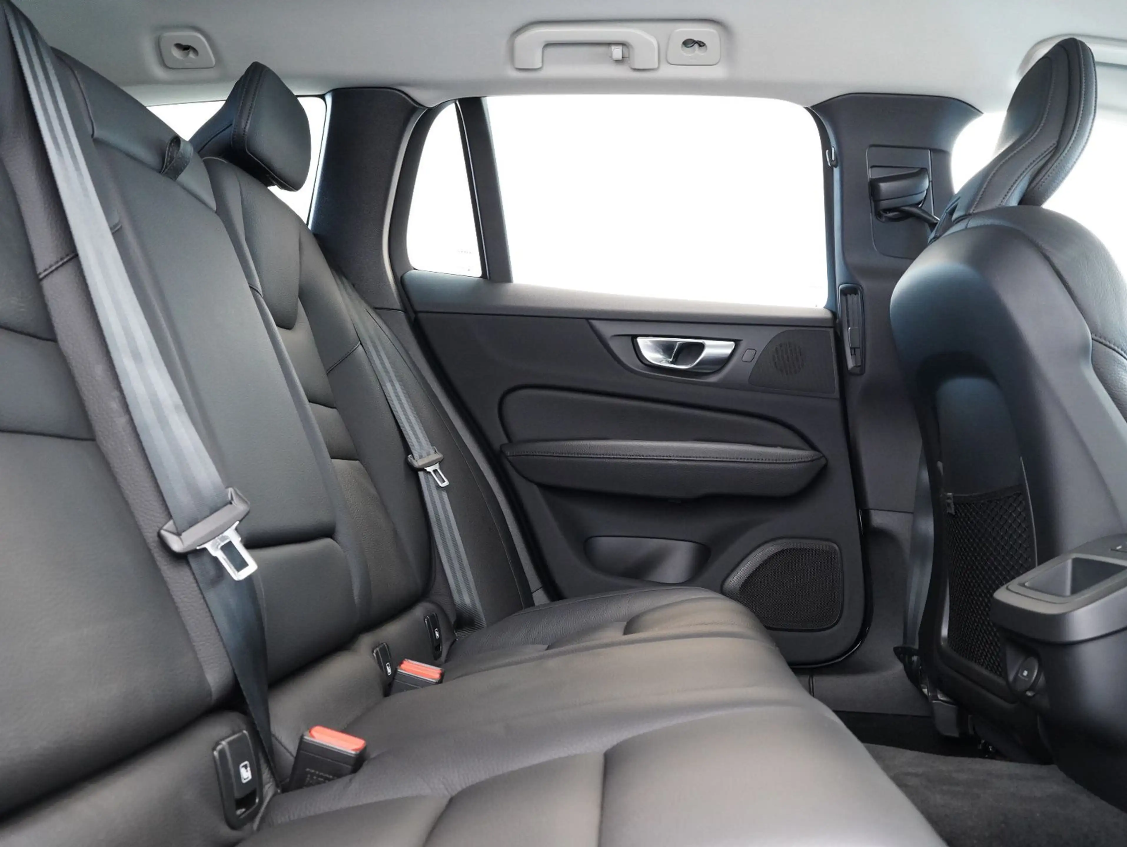 Volvo V60 Cross Country B5 B AWD — photo 14