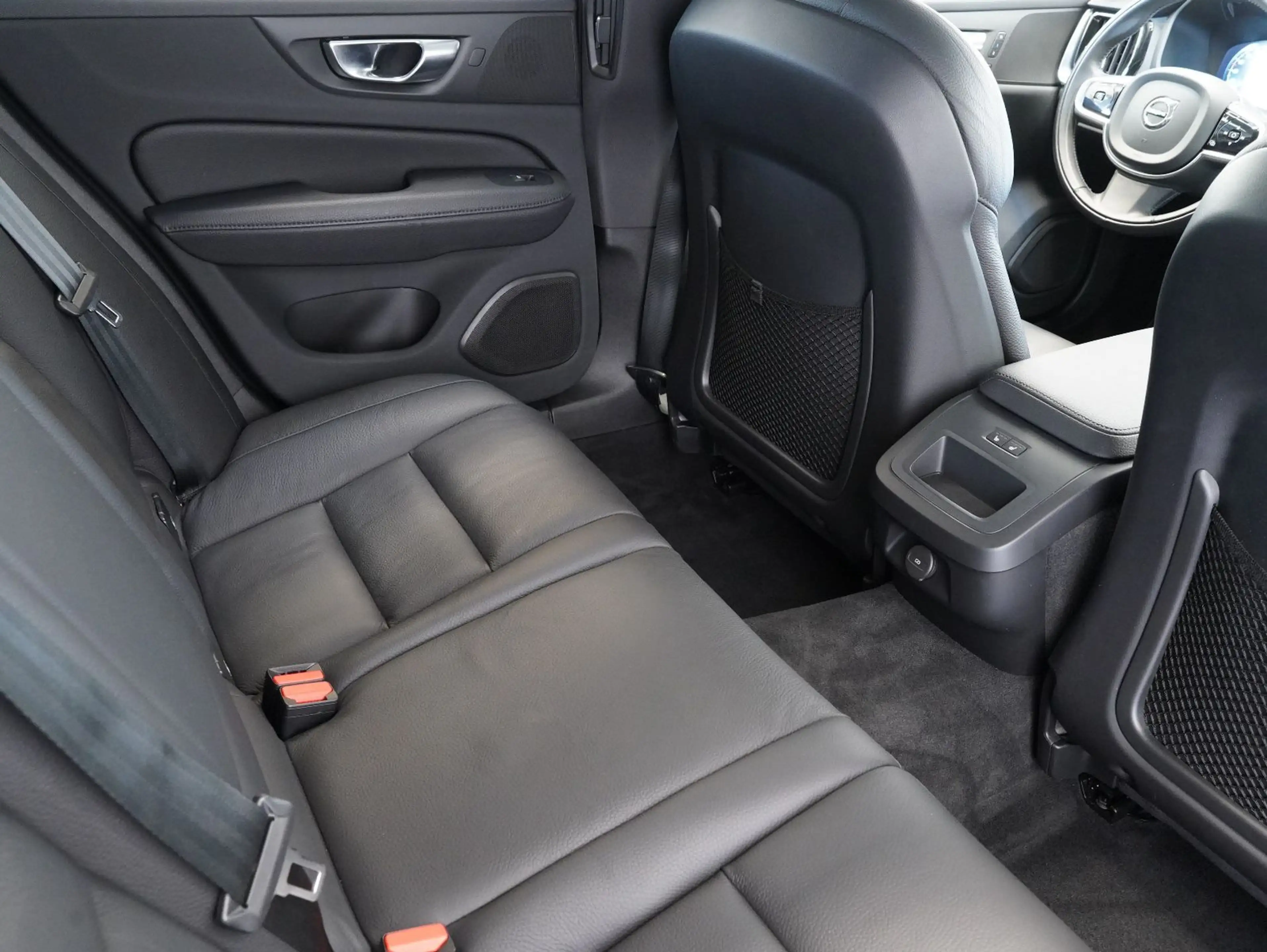 Volvo V60 Cross Country B5 B AWD — photo 15