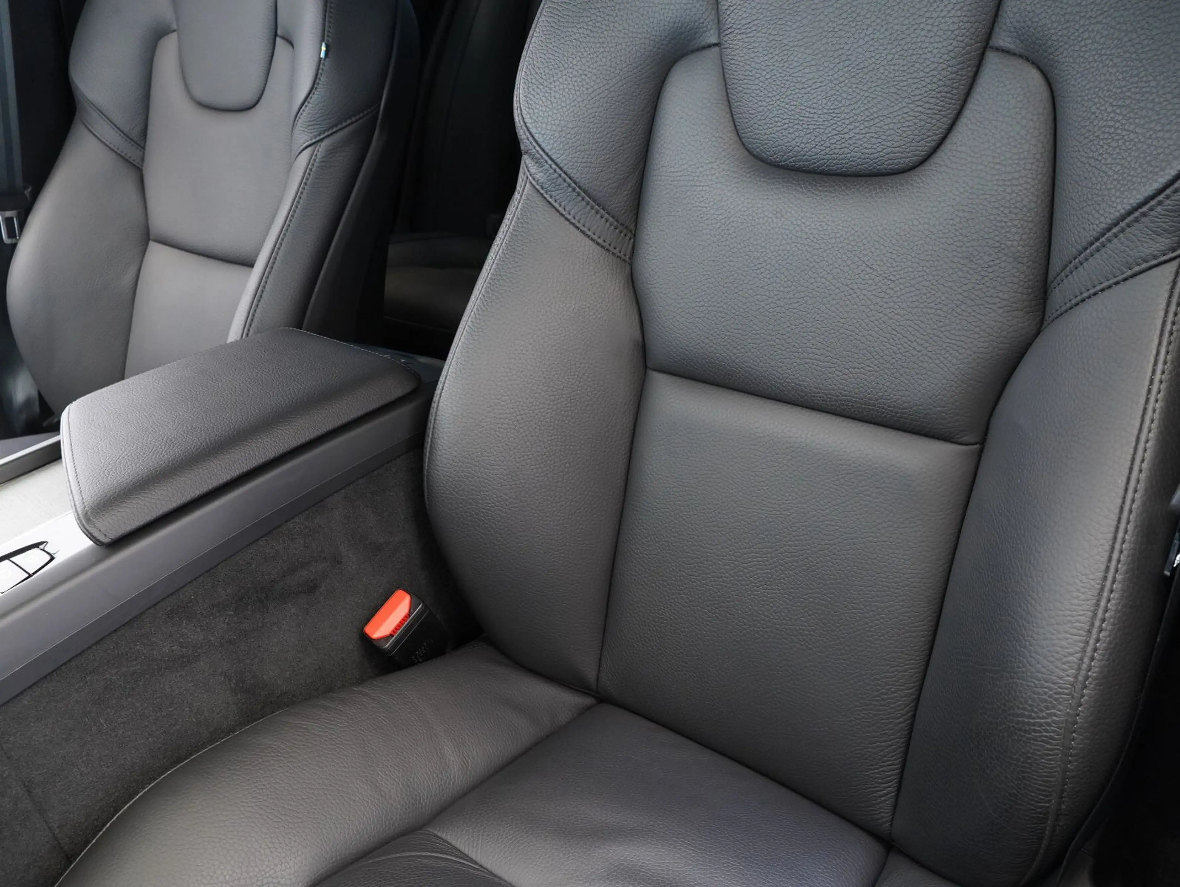 Volvo V60 Cross Country B5 B AWD — photo 10