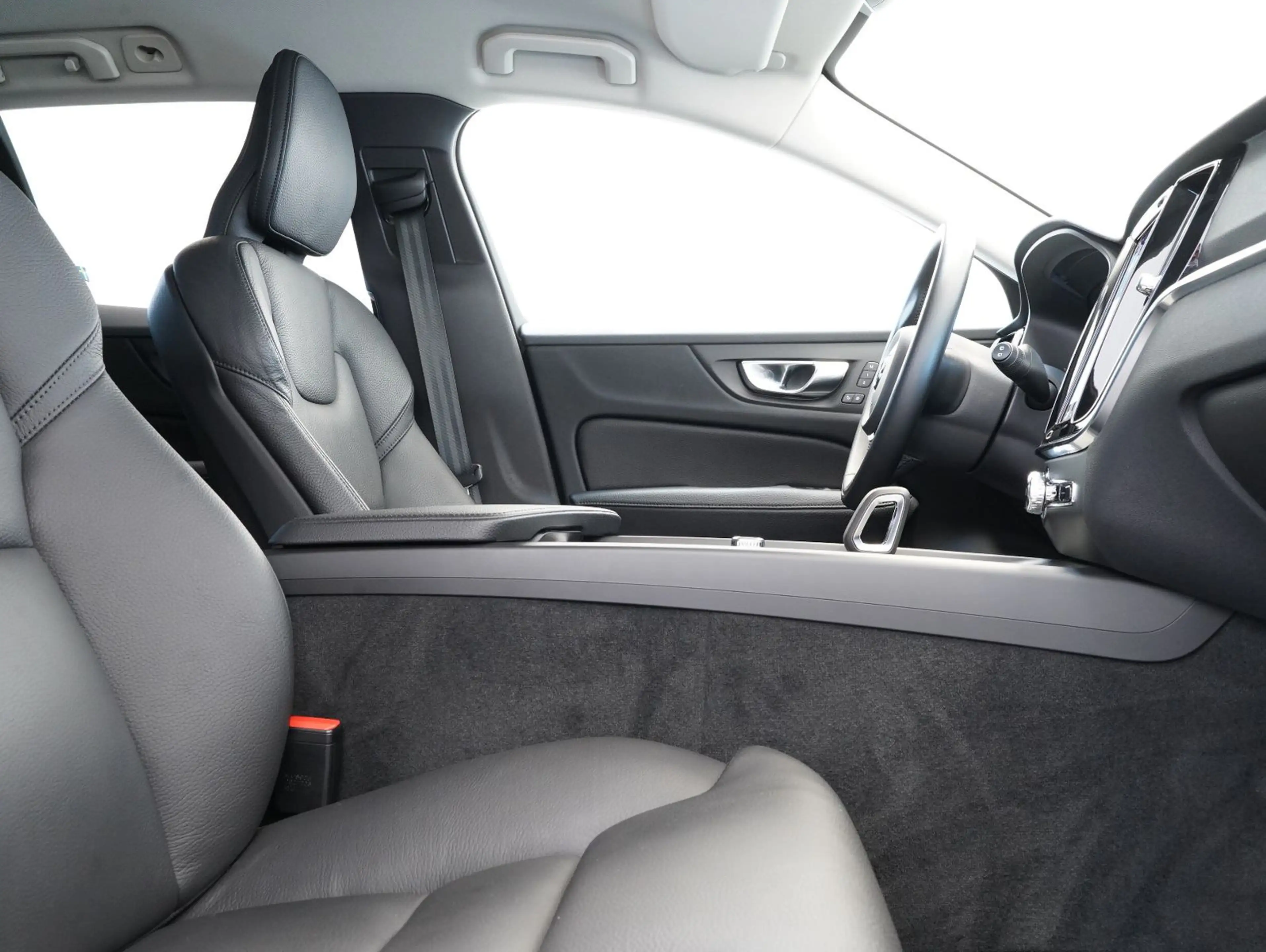 Volvo V60 Cross Country B5 B AWD — photo 13