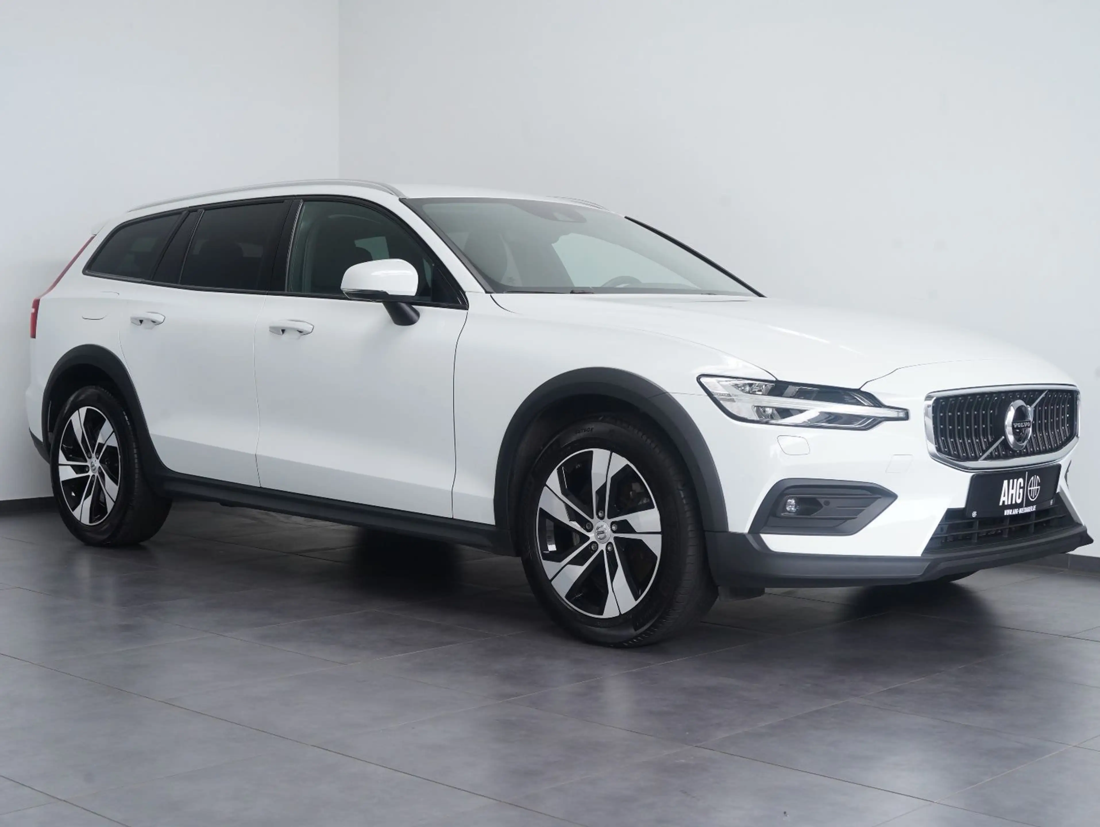 Volvo V60 Cross Country B5 B AWD — photo 2
