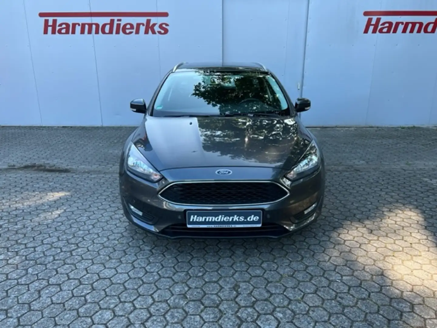 Ford Focus Turnier 1.5 EcoBoost COOL&CONNECT *Navi* Grijs - 2