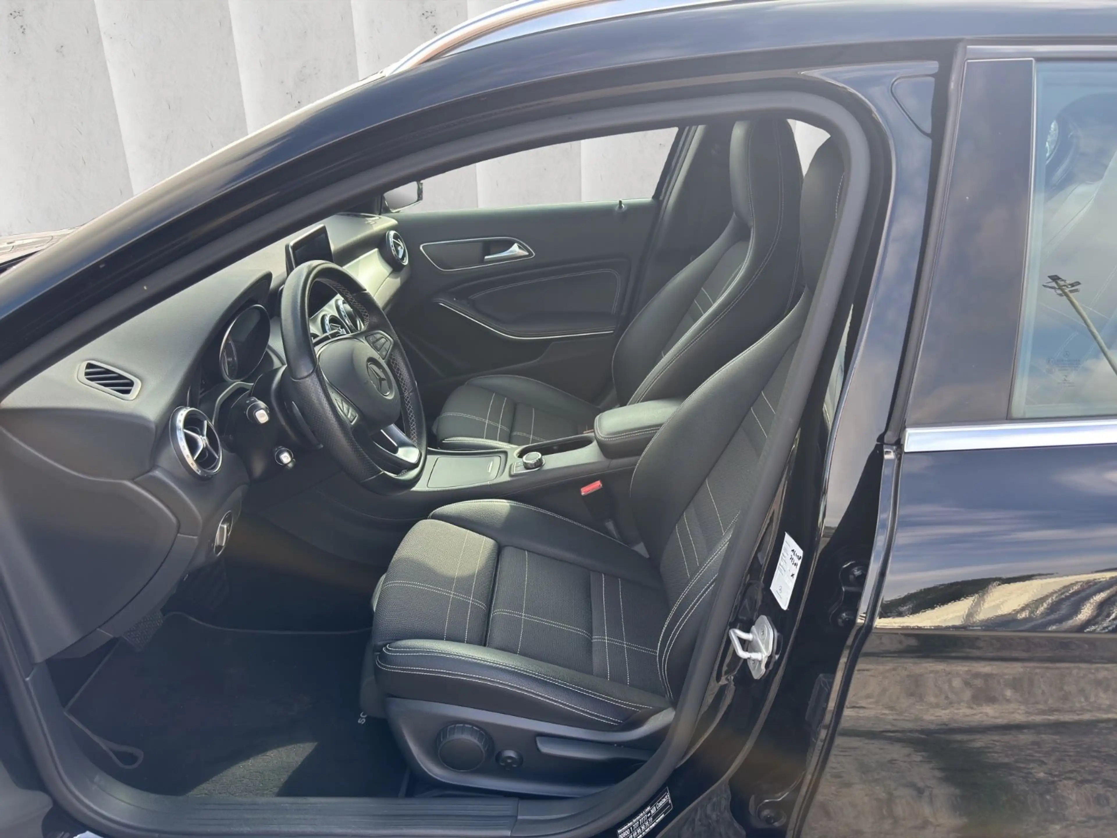 Mercedes-Benz GLA 200 Score*Bi-Xenon*Navigation*Sportsitze — photo 11