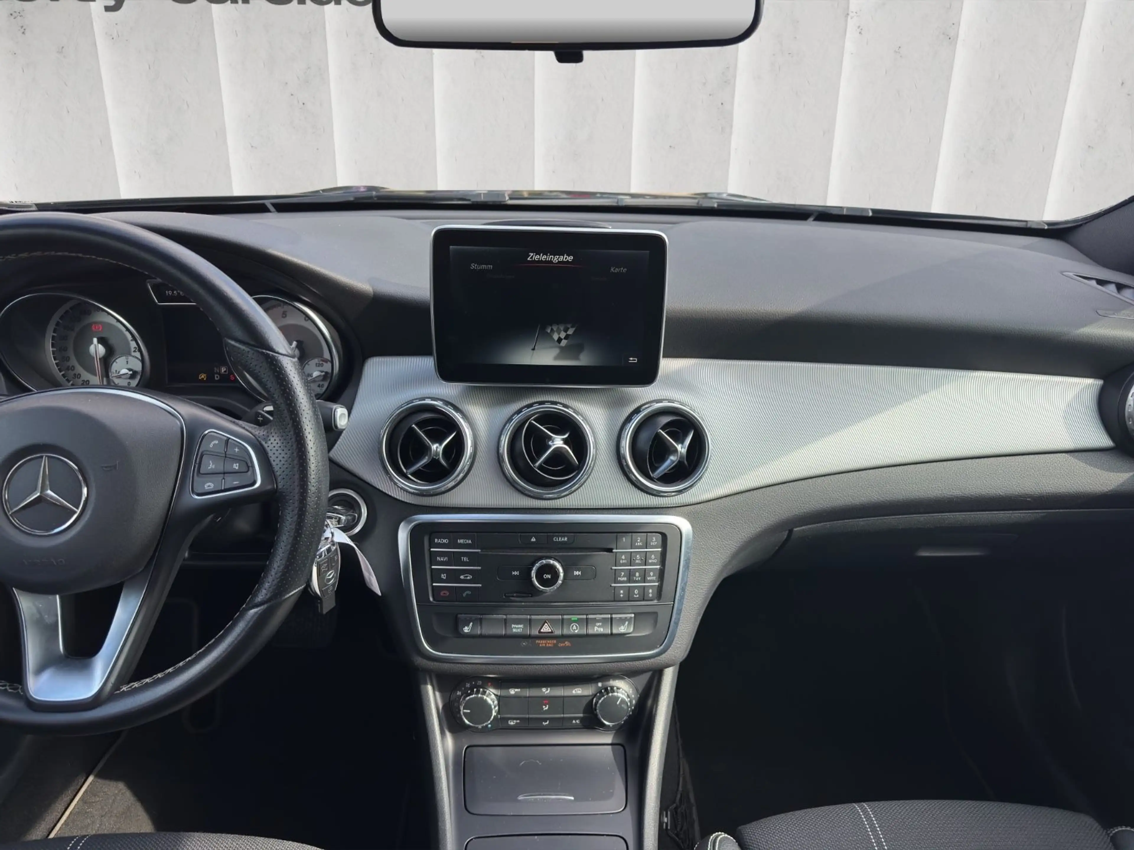 Mercedes-Benz GLA 200 Score*Bi-Xenon*Navigation*Sportsitze — photo 14
