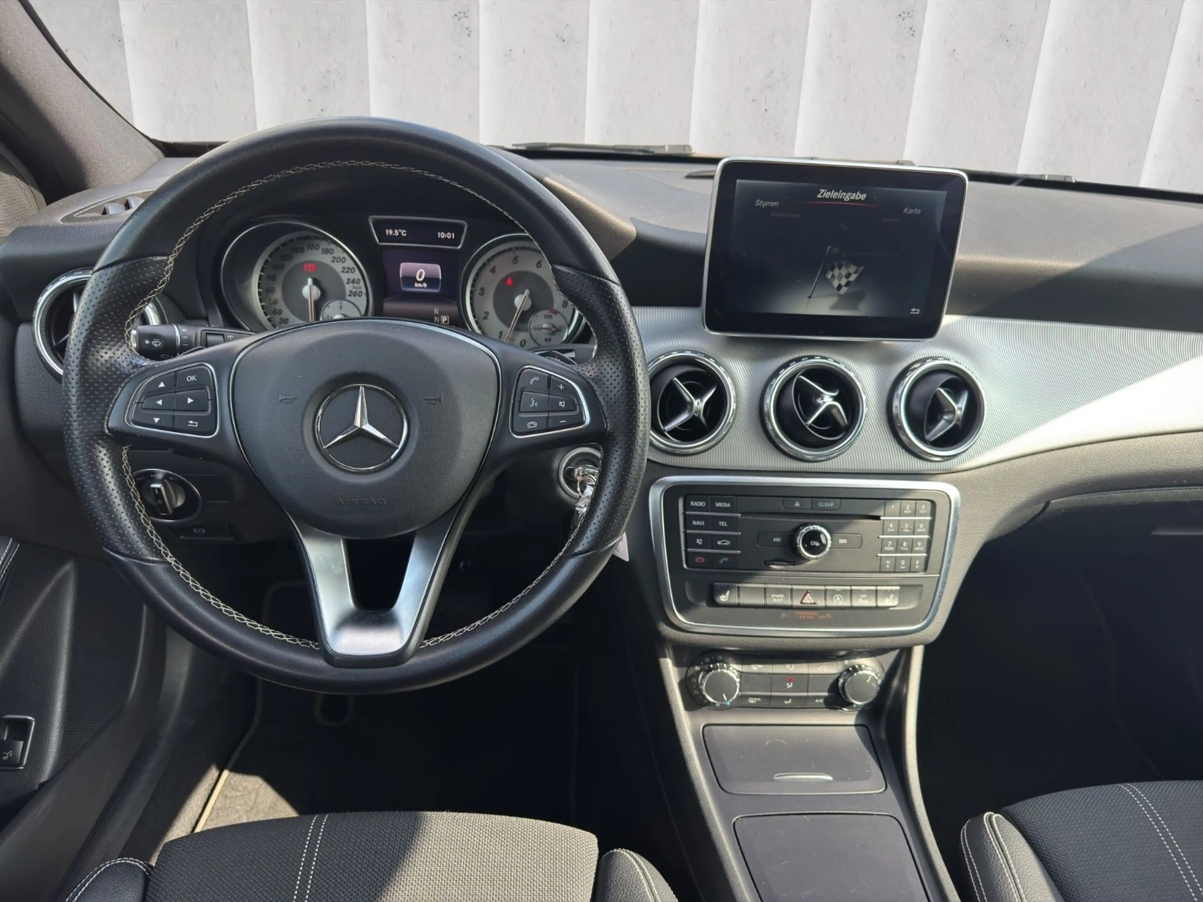 Mercedes-Benz GLA 200 Score*Bi-Xenon*Navigation*Sportsitze — photo 13