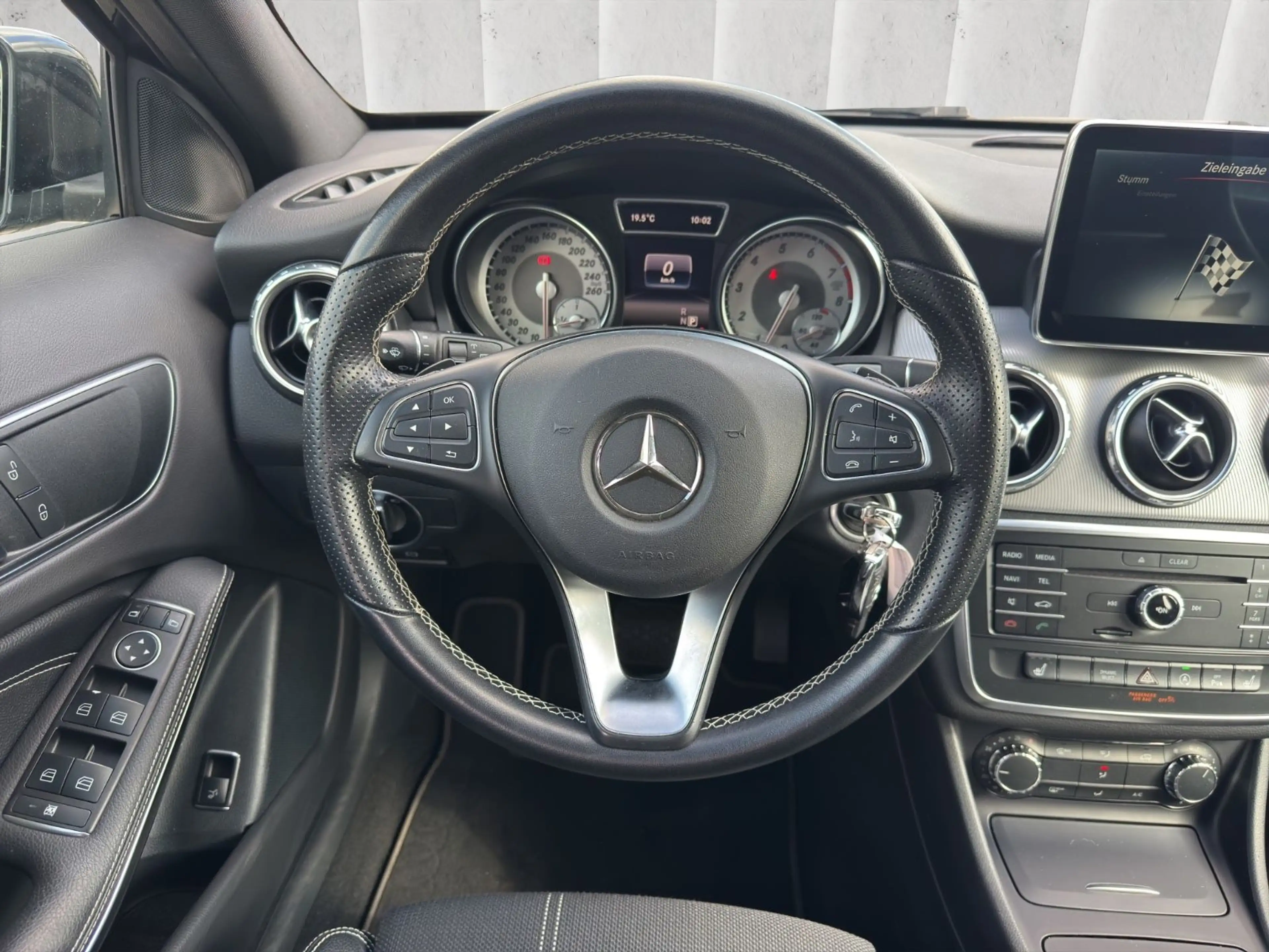Mercedes-Benz GLA 200 Score*Bi-Xenon*Navigation*Sportsitze — photo 15