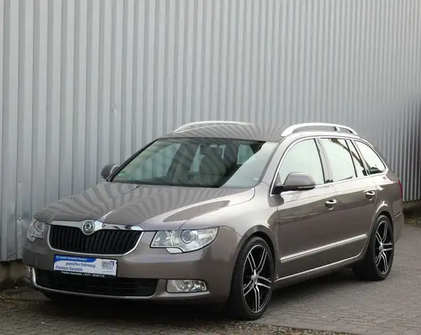 Skoda Superb Combi Elegance-Leder-Navi-Xenon-Top Optik