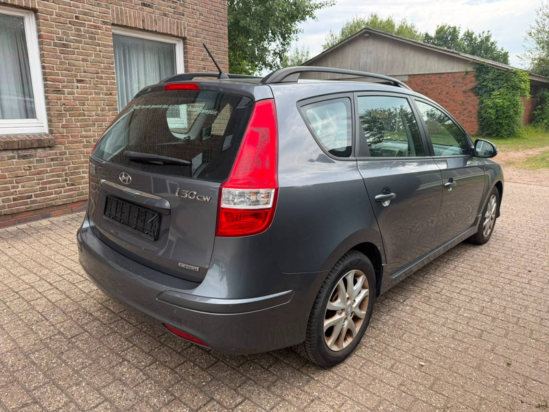 Hyundai i30 i30cw Diesel 1.6 CRDi FIFA WM Edition Tüv Neu — photo 12