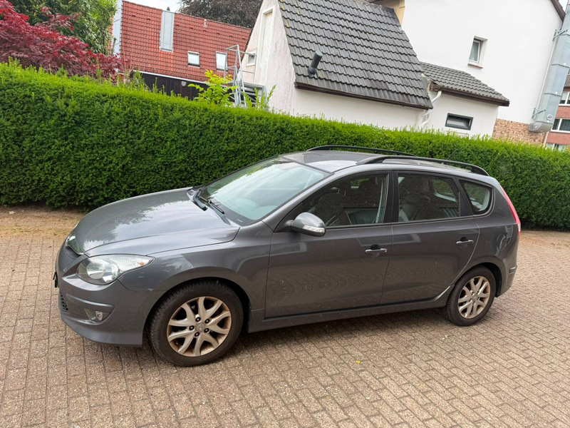 Hyundai i30 i30cw Diesel 1.6 CRDi FIFA WM Edition Tüv Neu — photo 3