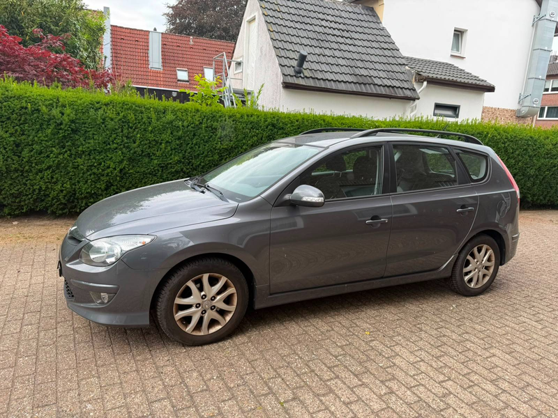Hyundai i30 i30cw Diesel 1.6 CRDi FIFA WM Edition Tüv Neu — photo 4