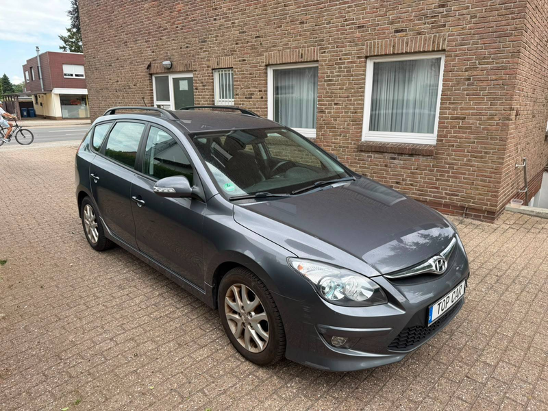 Hyundai i30 i30cw Diesel 1.6 CRDi FIFA WM Edition Tüv Neu — photo 14
