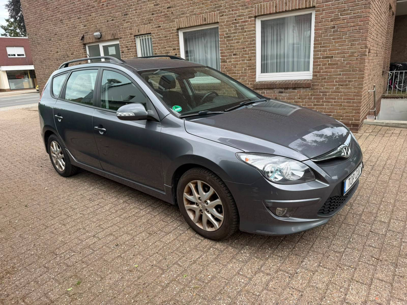 Hyundai i30 i30cw Diesel 1.6 CRDi FIFA WM Edition Tüv Neu — photo 13