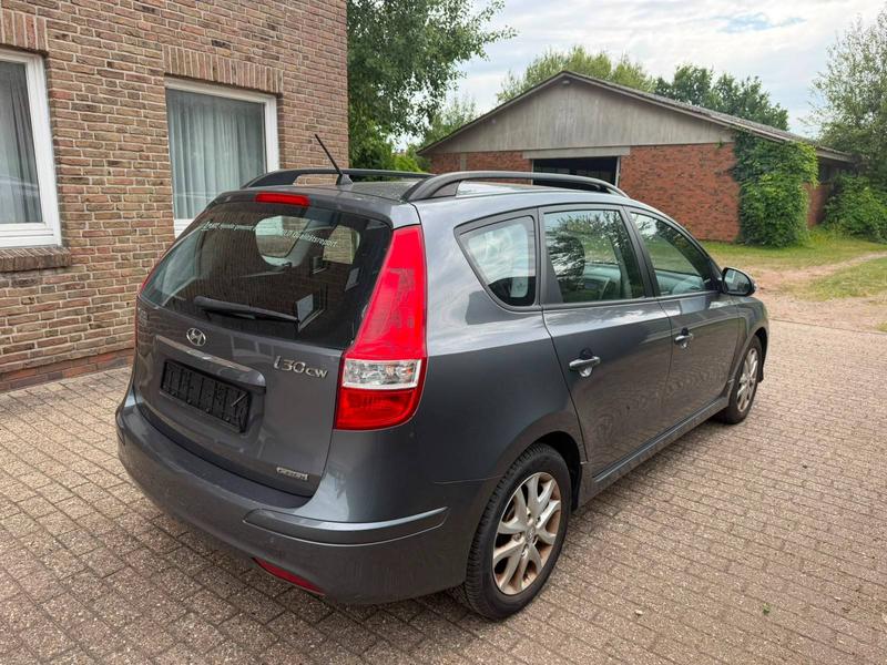 Hyundai i30 i30cw Diesel 1.6 CRDi FIFA WM Edition Tüv Neu — photo 11
