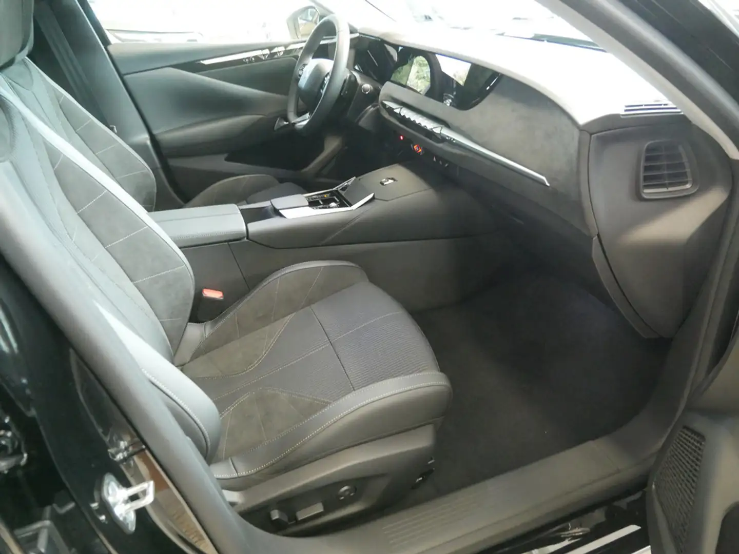 DS Automobiles DS 4 PureTech 136 e-DCT6 Pallas SHZ ACC LED Zwart - 2