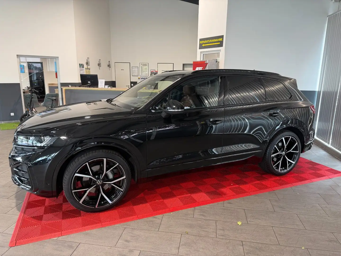Volkswagen Touareg 3.0 TDI  4Motion R-Line Nachtsicht AHK Zwart - 2