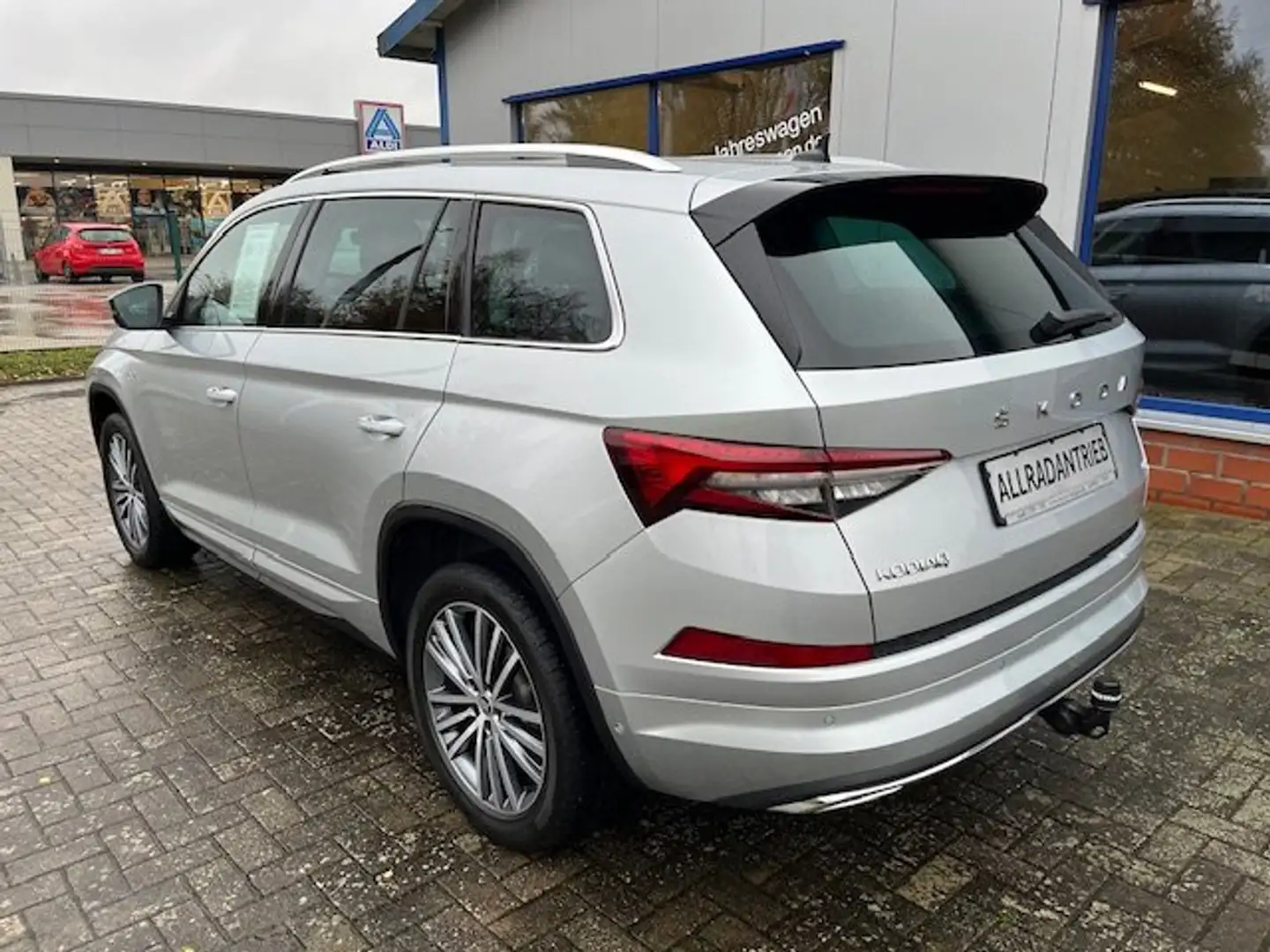 Skoda Kodiaq 2.0 TDI DSG 4x4 L&K Navi Pano ACC AHK Standhzg Argent - 2