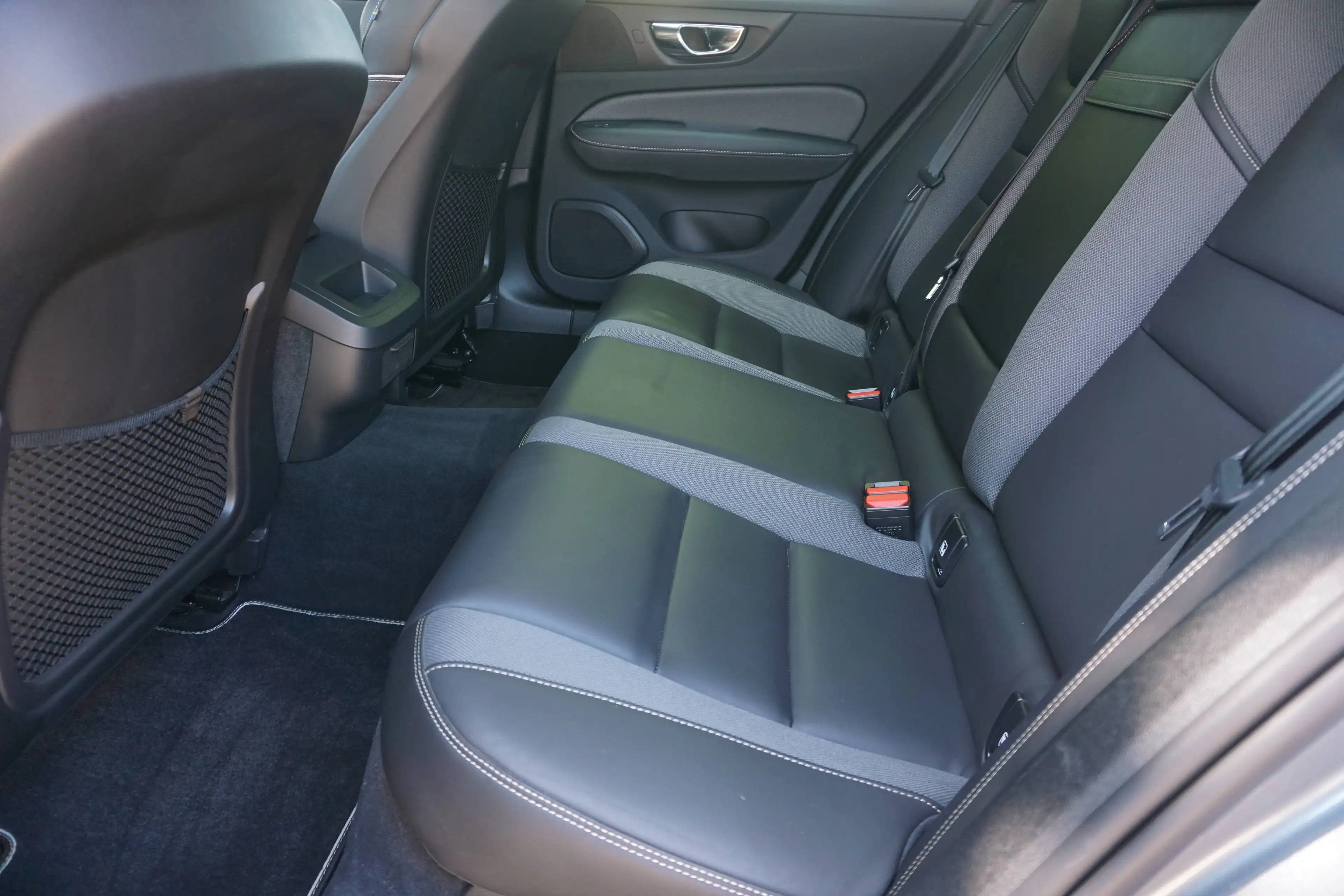Volvo S60 S60 2.0 T4 Kinetic R-Design-Cam-Navi-Keyless-LijnA-DodeH-Garantie — photo 6