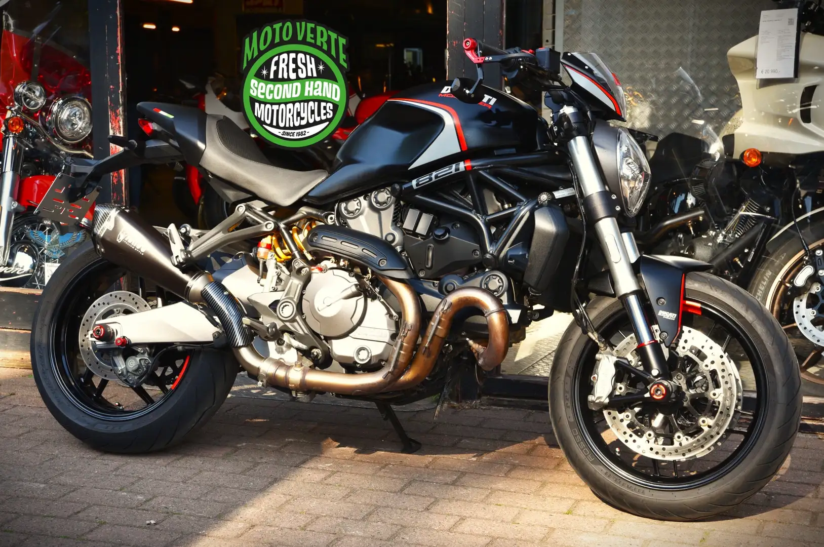Ducati Monster 821 Stealth - 1