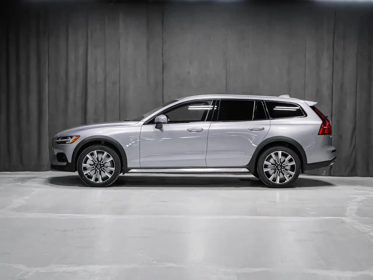 Volvo V60 Cross Country снимка Volvo V60 Cross Country