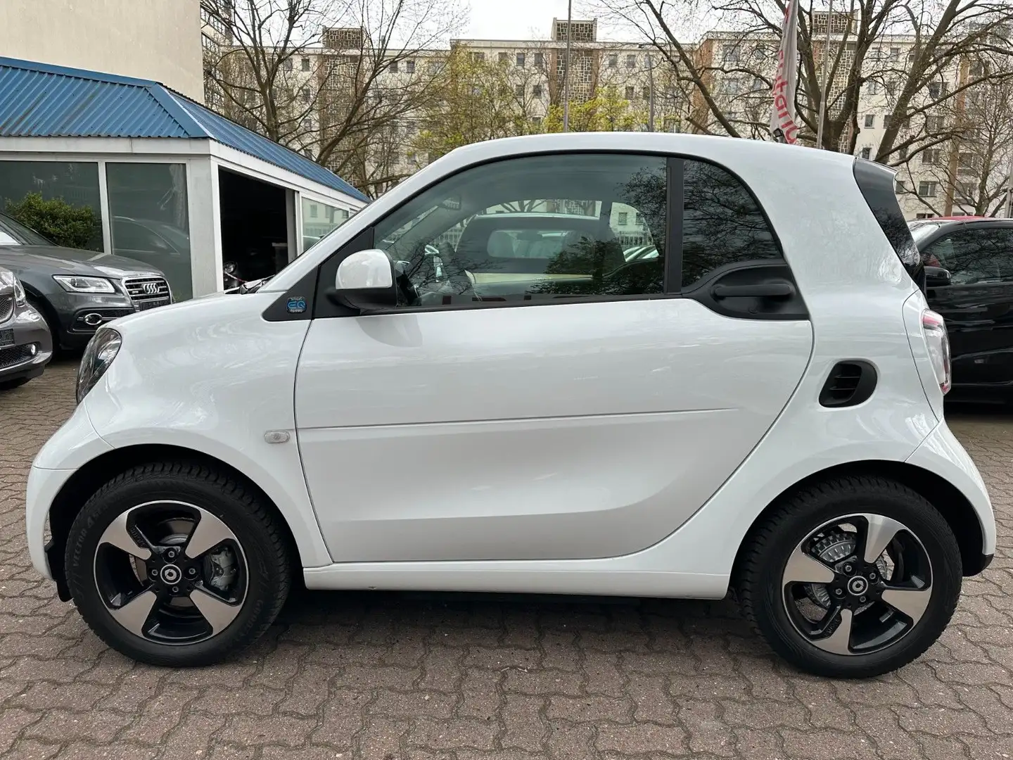 smart forTwo fortwo EQ 60kW*EXCL*PANO*NAVI*PTS*KAM*22kW Weiß - 2