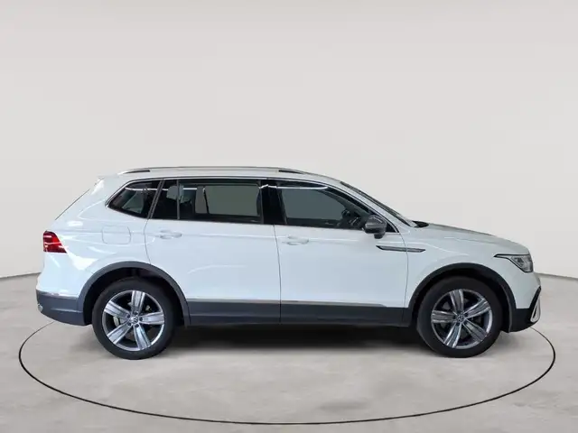 Volkswagen Tiguan view 3