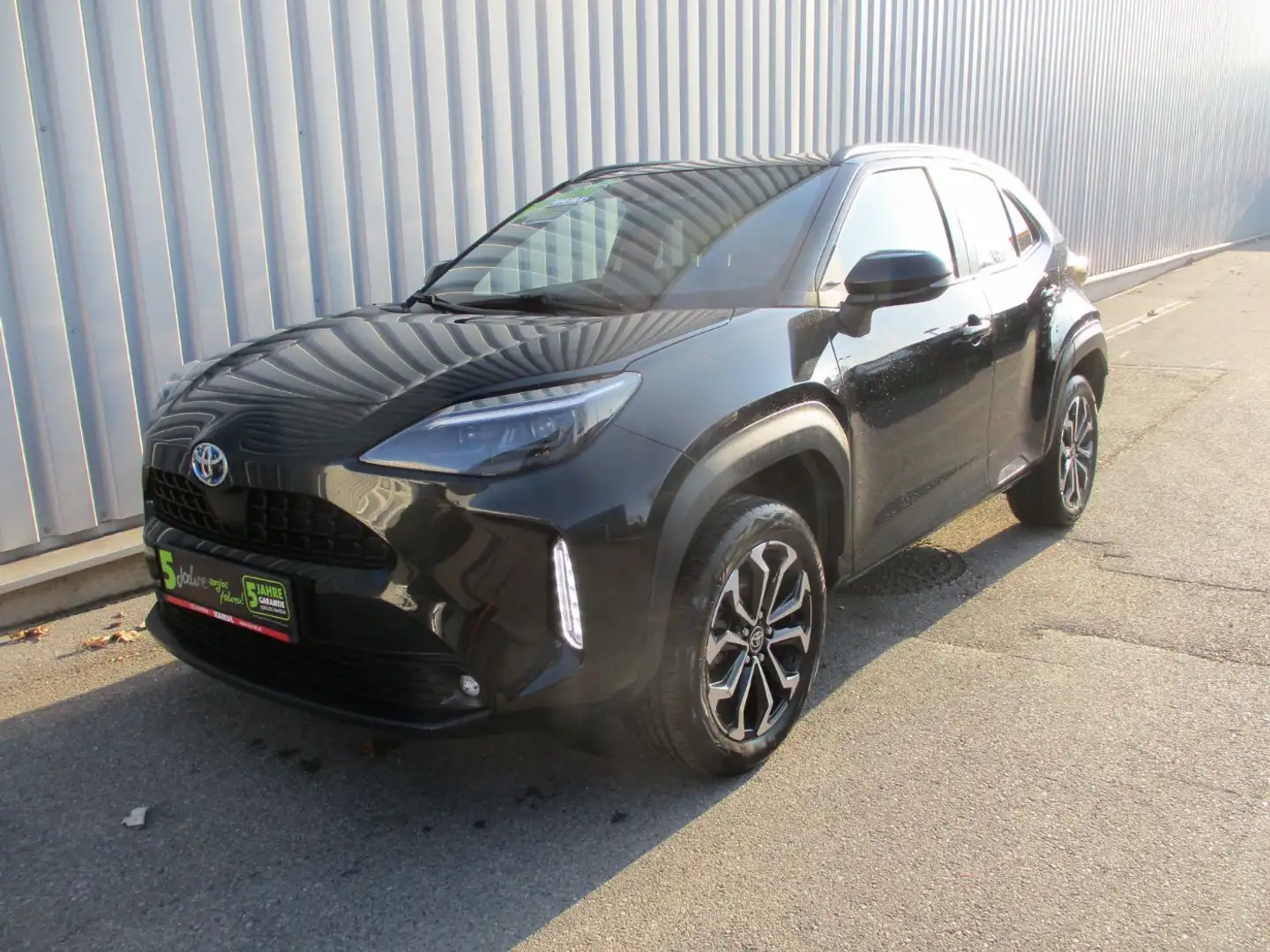 Toyota Yaris Cross 1.5 VVT-i Hybrid Active Drive Aut. Schwarz - 2