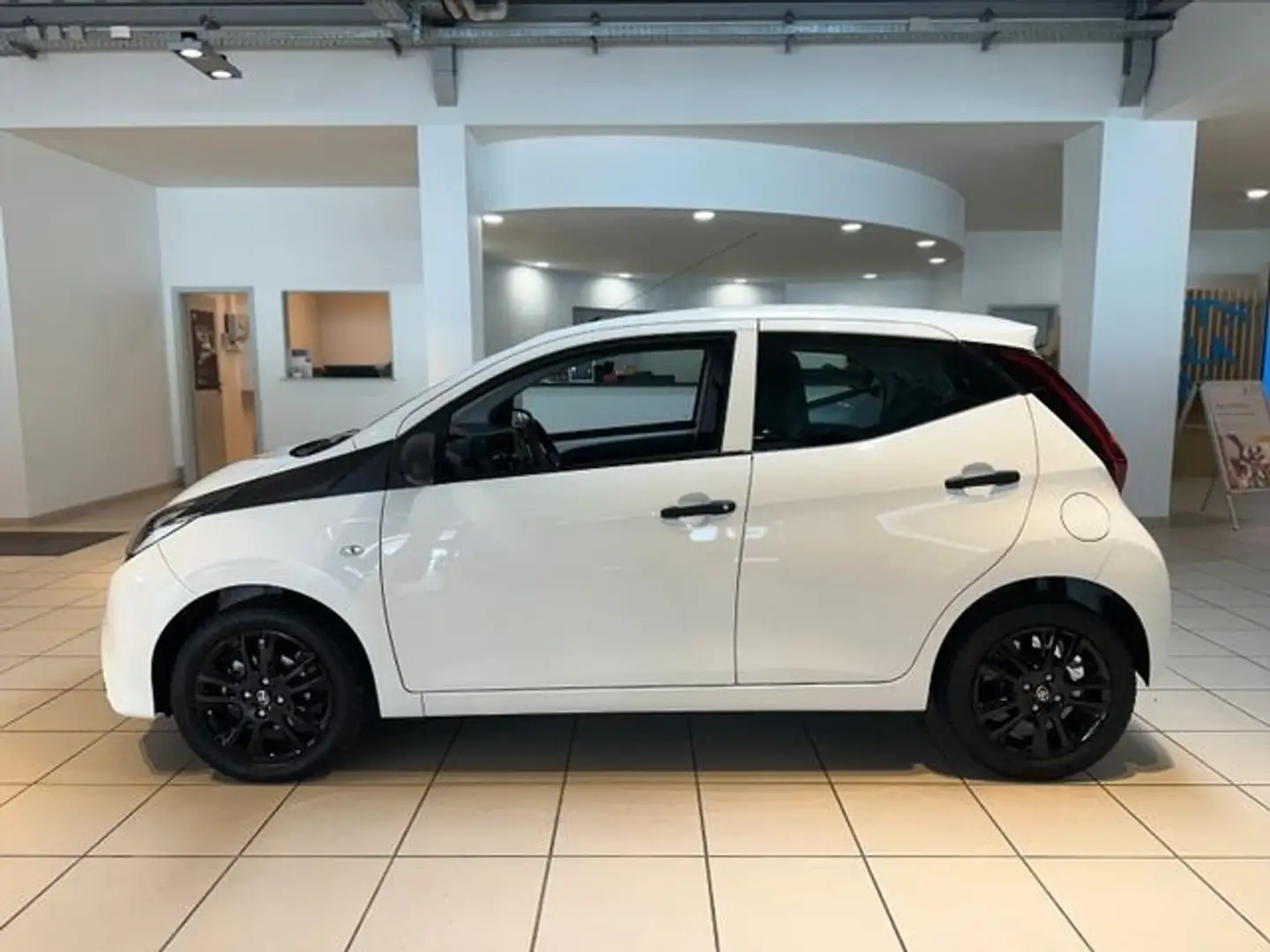 Toyota Aygo (Klima, Radio, Bluetooth) Weiß - 2