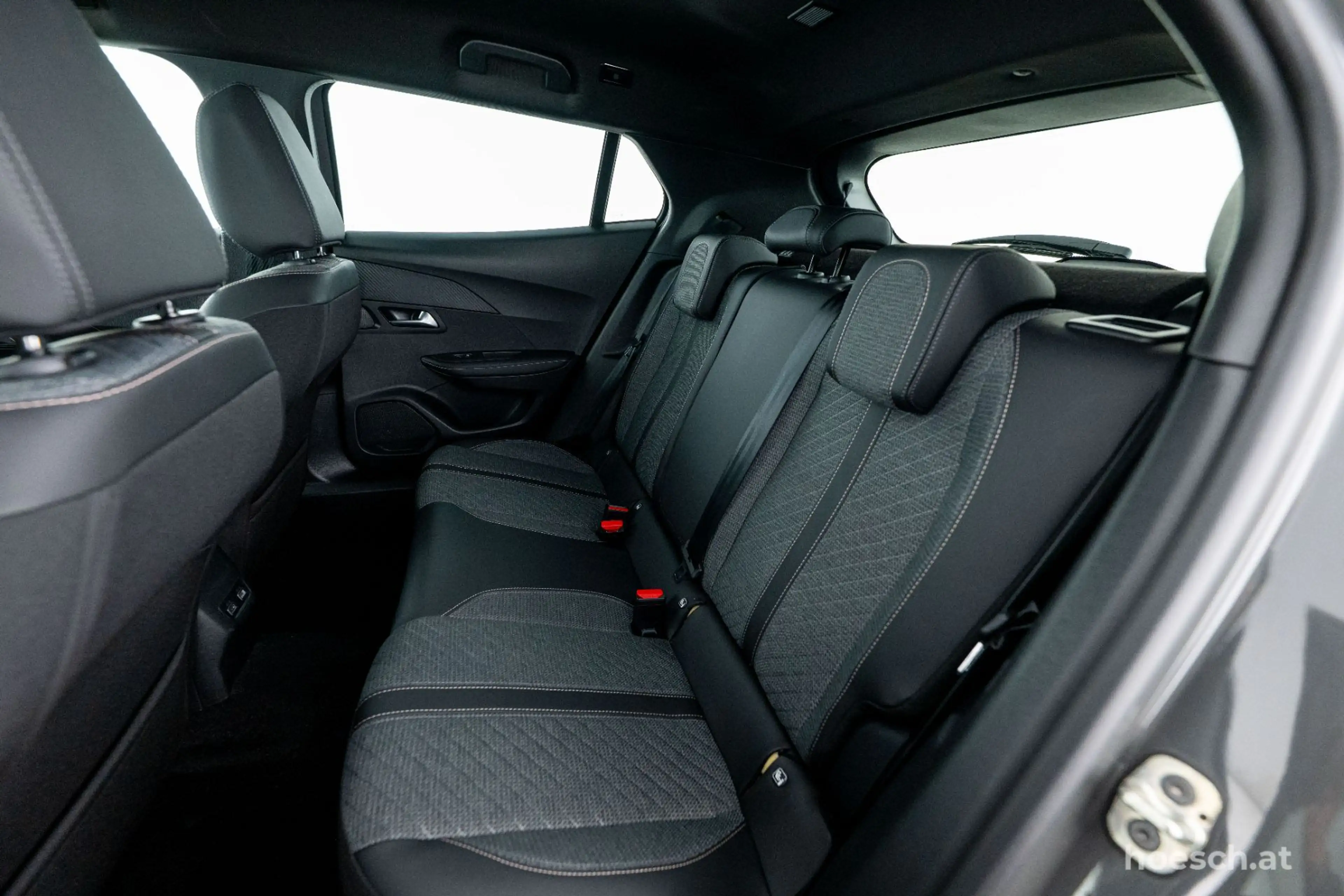 Peugeot 2008 Puretech 130 Allure Aut. NAVI ACC KAMERA ++ — photo 7