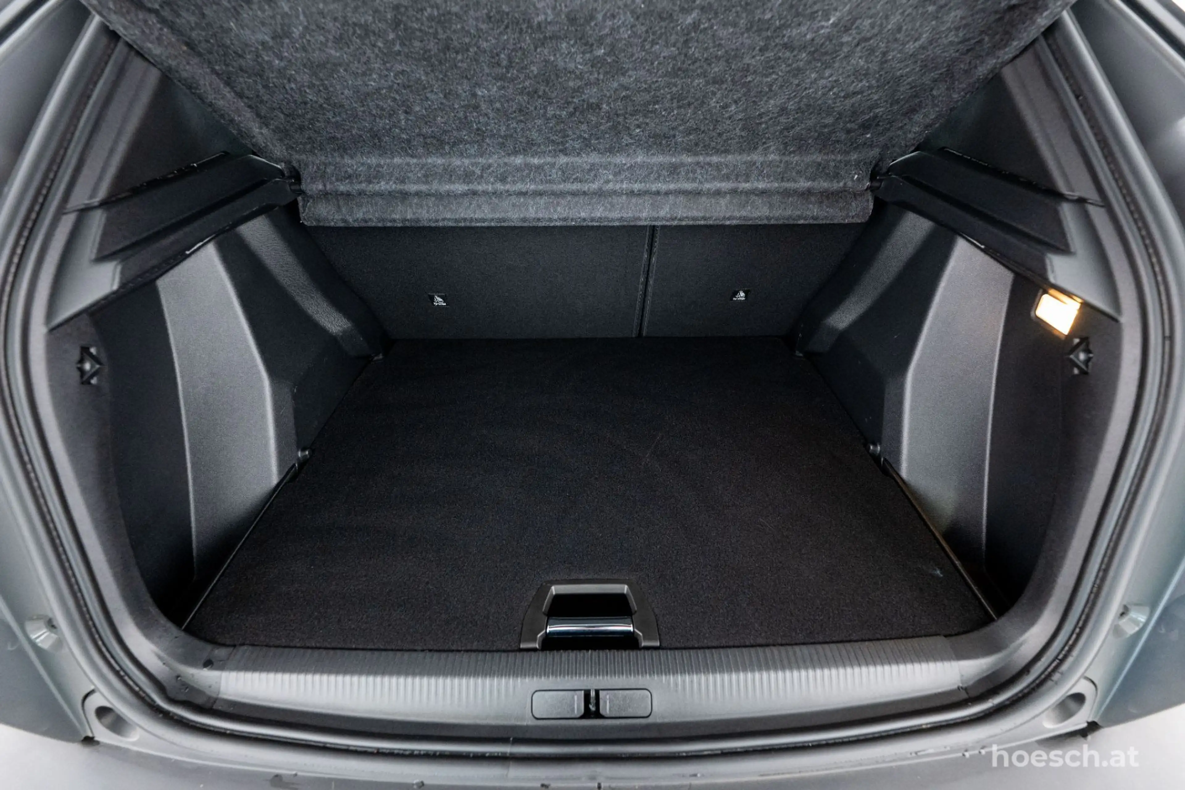 Peugeot 2008 Puretech 130 Allure Aut. NAVI ACC KAMERA ++ — photo 8