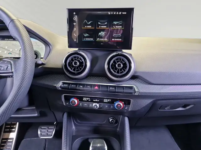 Audi Q2 view 9