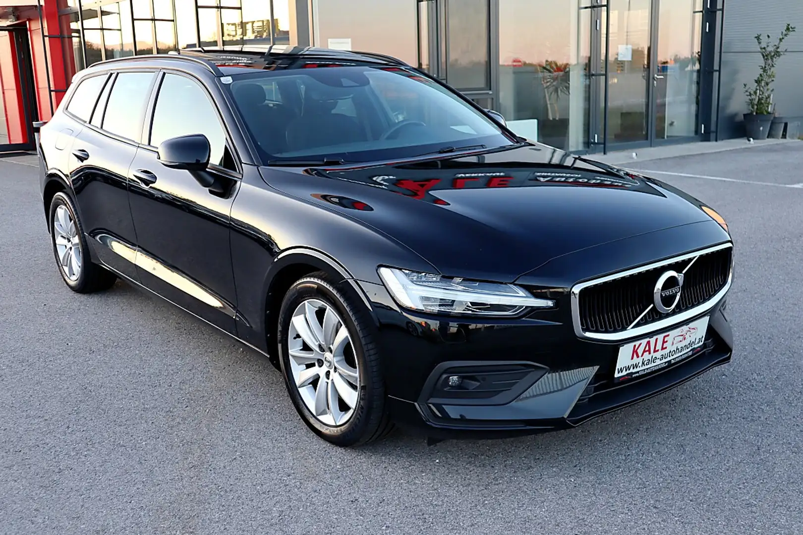 Volvo V60 B3 (P) Momentum Geartronic *1.Besitz*Panoramadach* Schwarz - 2