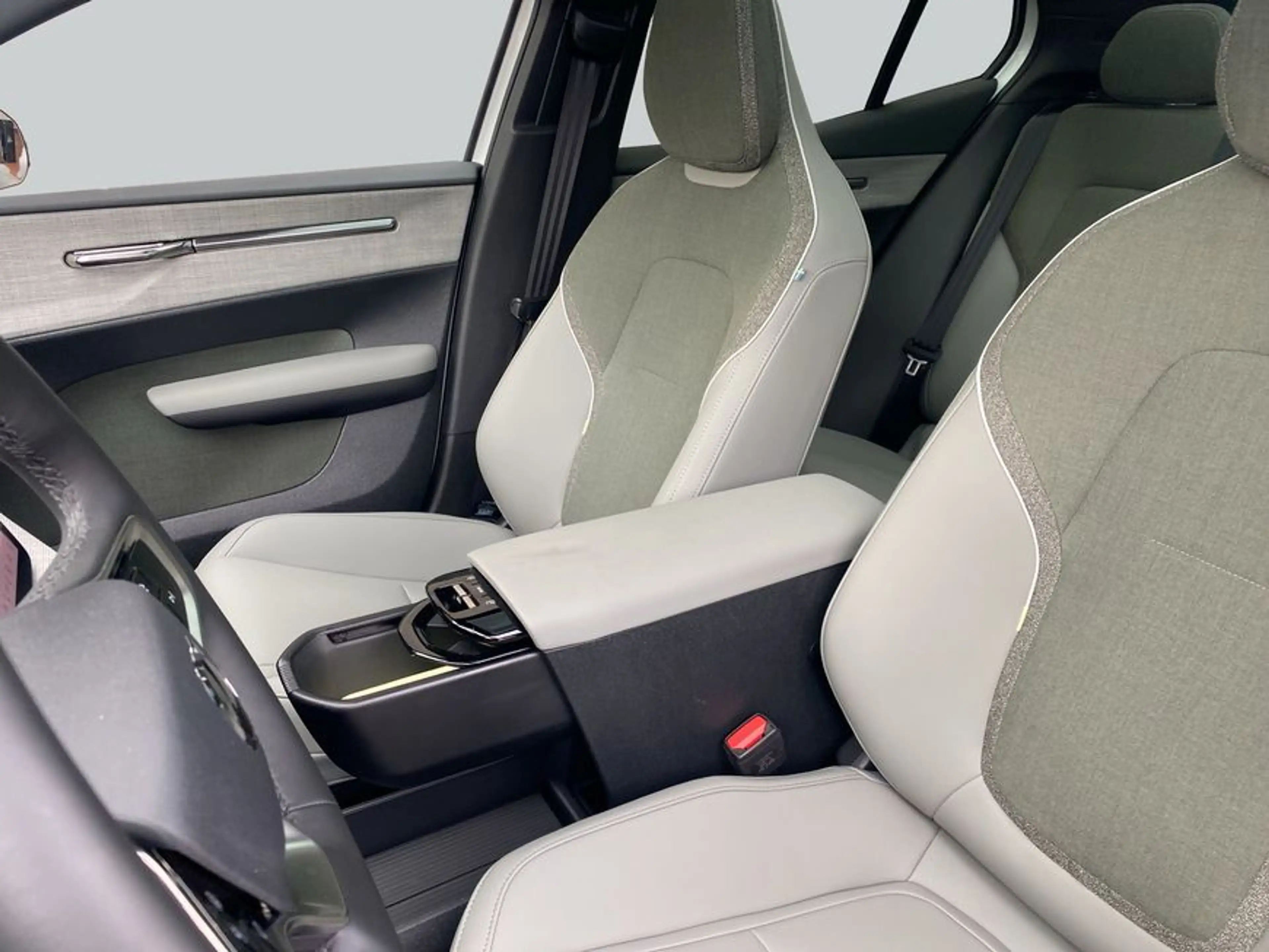 Volvo EX30 TwinMotor Performance AWD Cross Country Ultra — photo 11