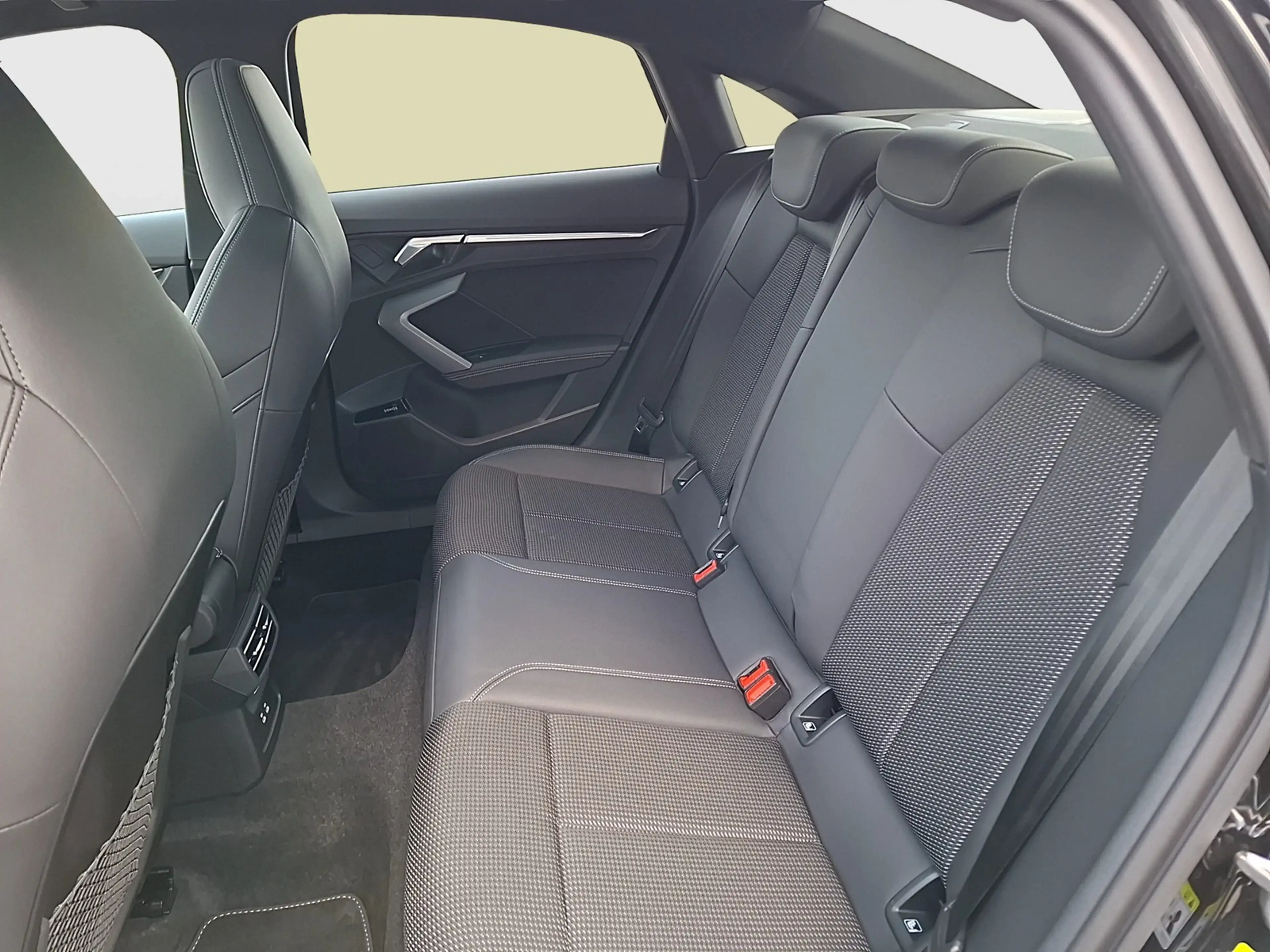 Audi S3 Lim TFSI qu Matrix Navi Pano Carbon Akra AVC AC... — photo 12