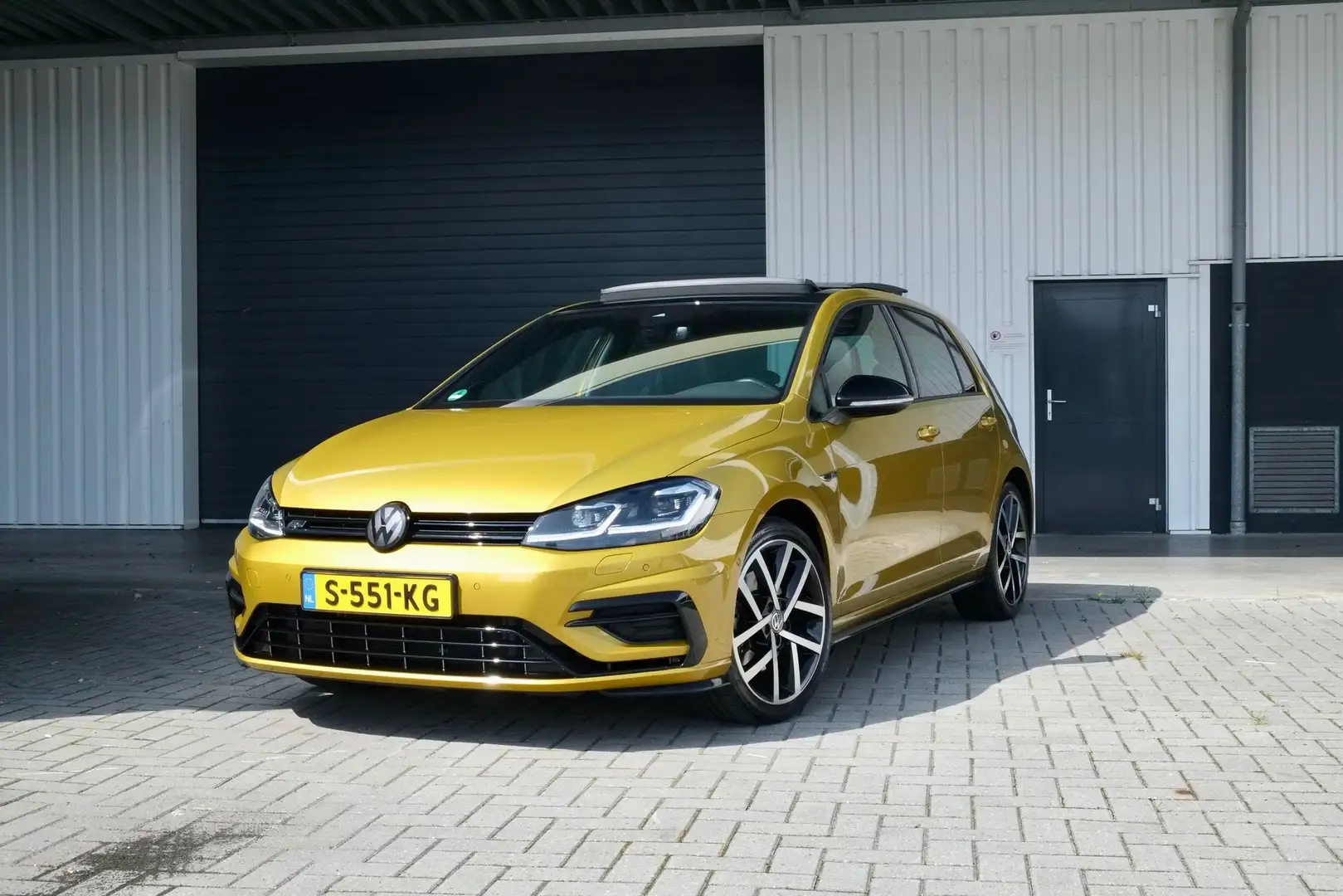 Volkswagen Golf 3x R-Line 1.5 TSI 180pk | Pano | Virtual Cockpit Geel - 1