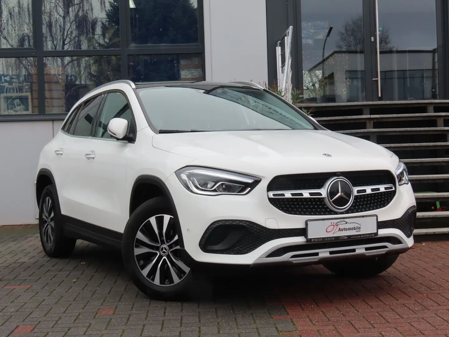 Mercedes-Benz GLA 220 d Autom. Sitzlüft. Ambiente Pano 360° AHK Weiß - 1