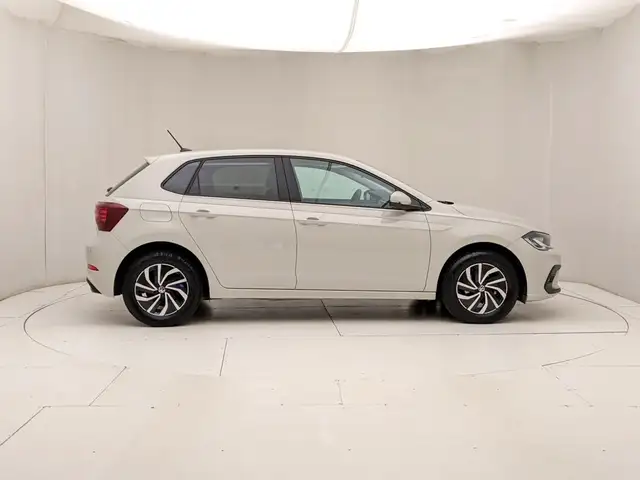 Volkswagen Polo view 3