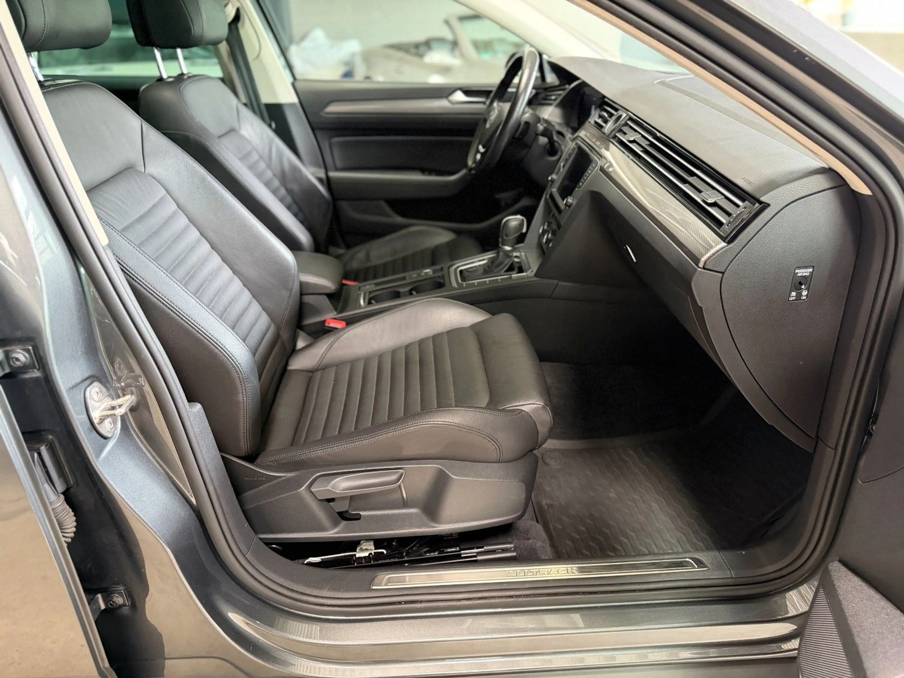 Volkswagen Passat Alltrack DSG 4MOT/HUP/KAM/PAN/ACC/AHK — photo 15