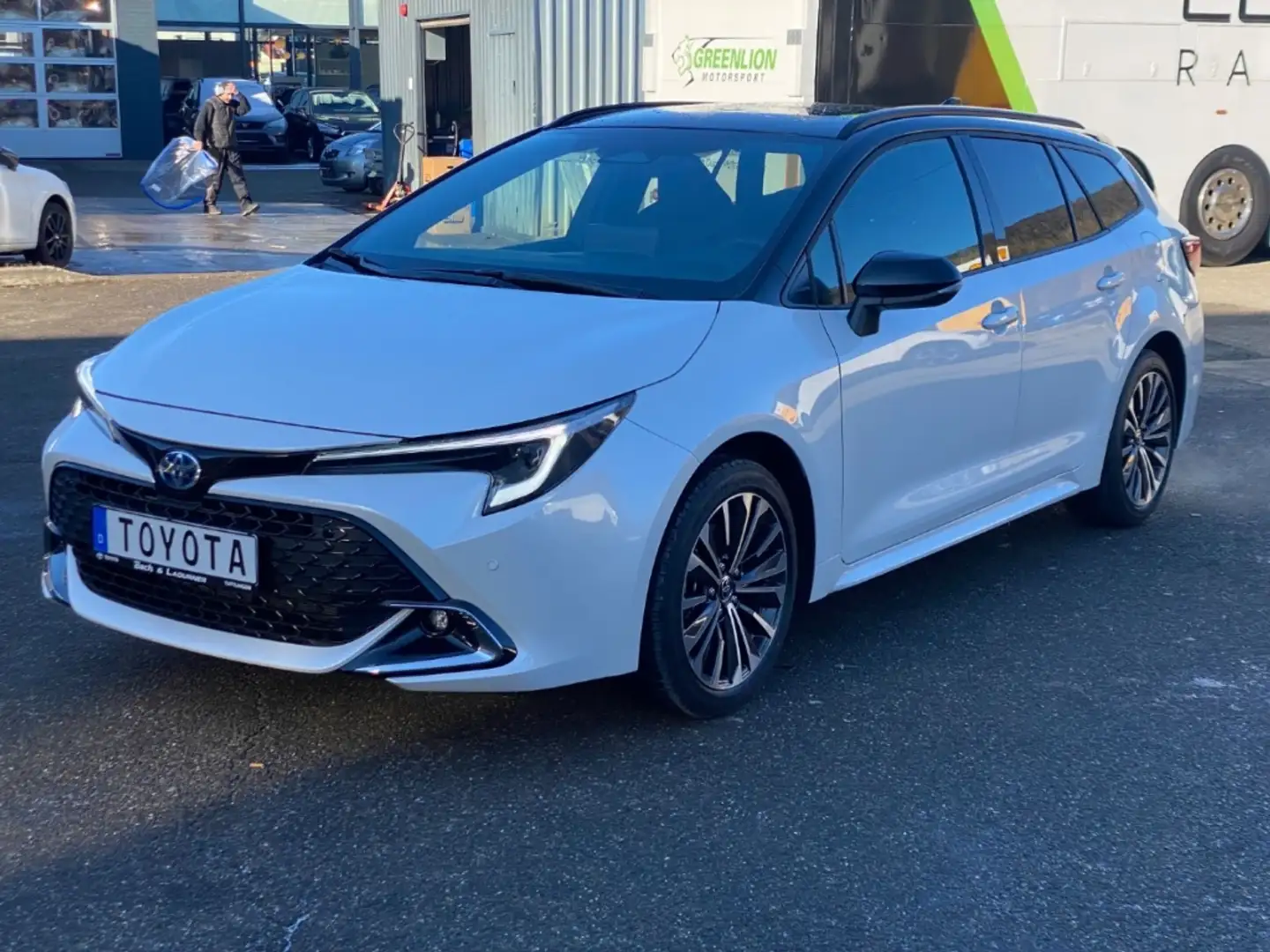 Toyota Corolla Touring Sports Black&White White - 1