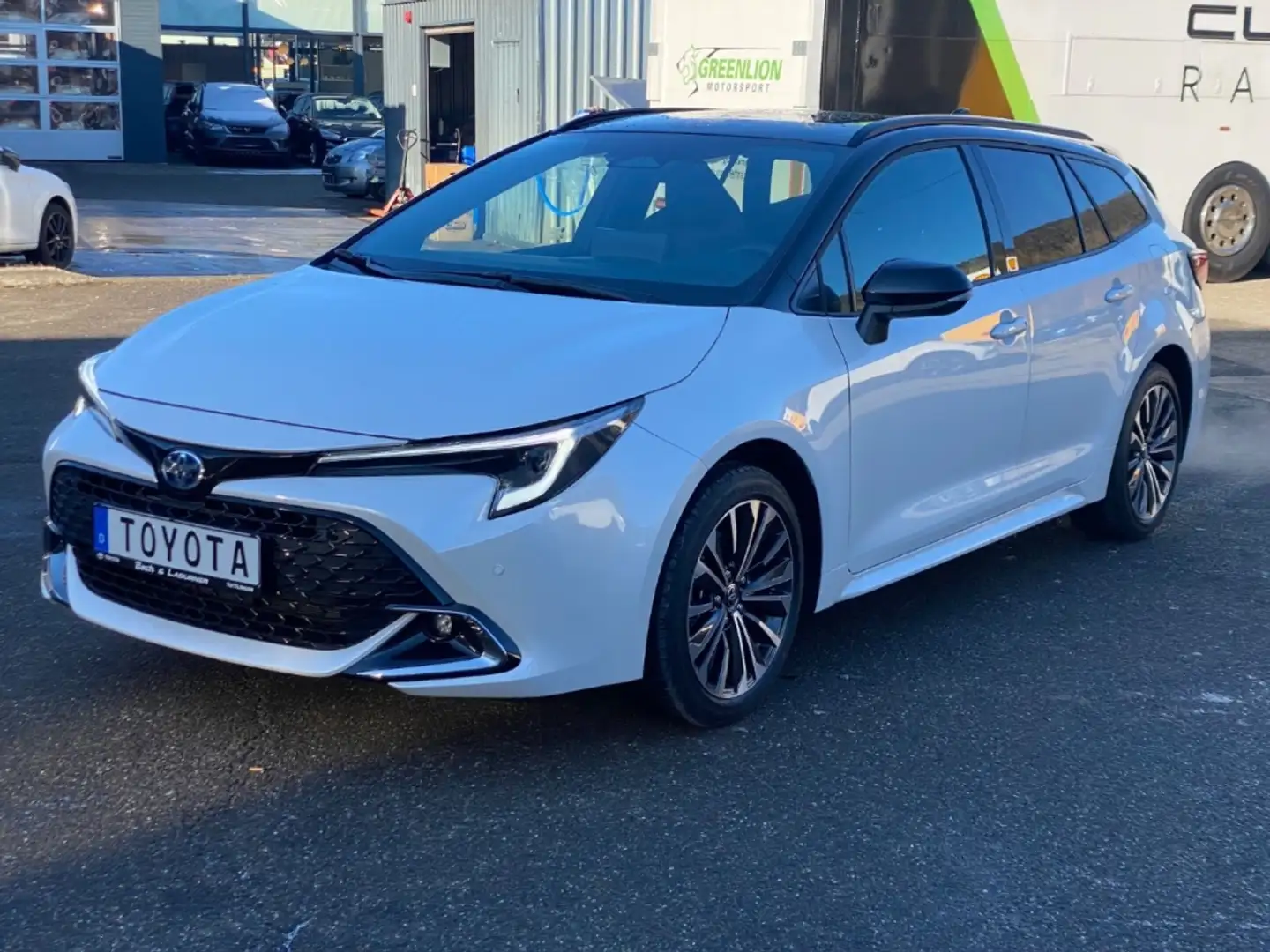 Toyota Corolla Touring Sports Black&White White - 2