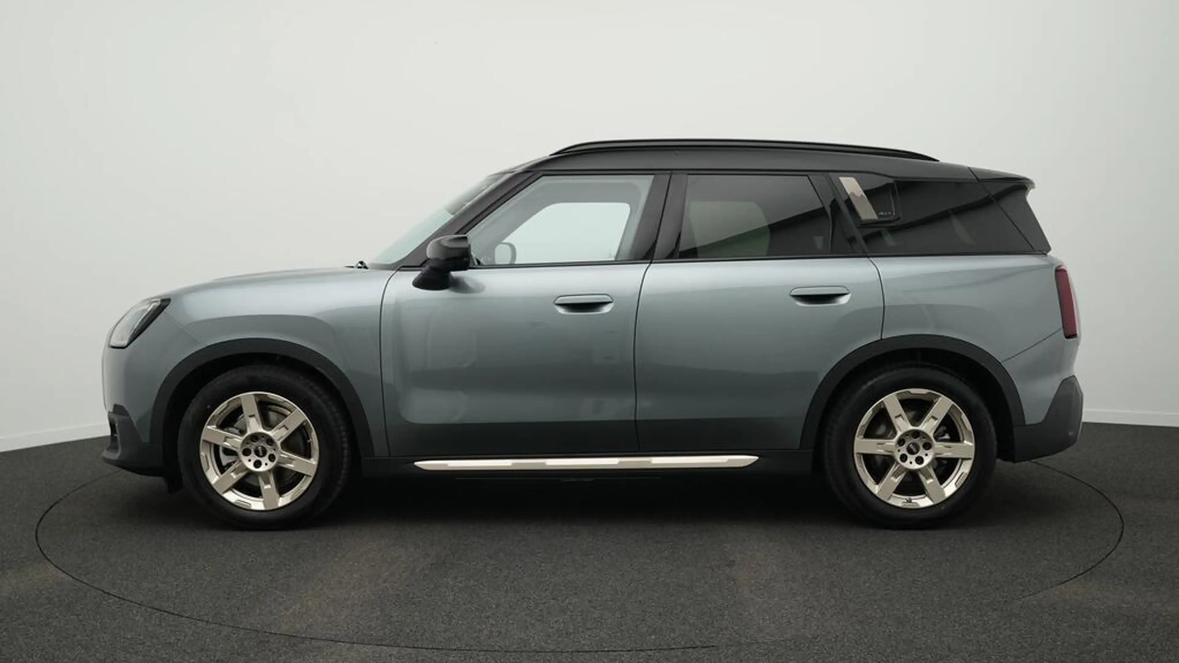 MINI Countryman SE All4 Favoured Trim — photo 3