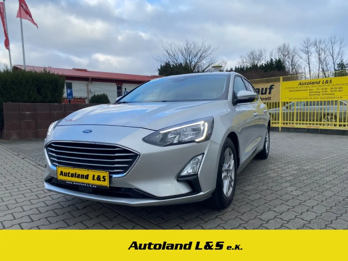 Ford Focus Cool & Connect 1.0,LED,SH,PDC,Kamera,Navi,1.Hand,F Silber - 1