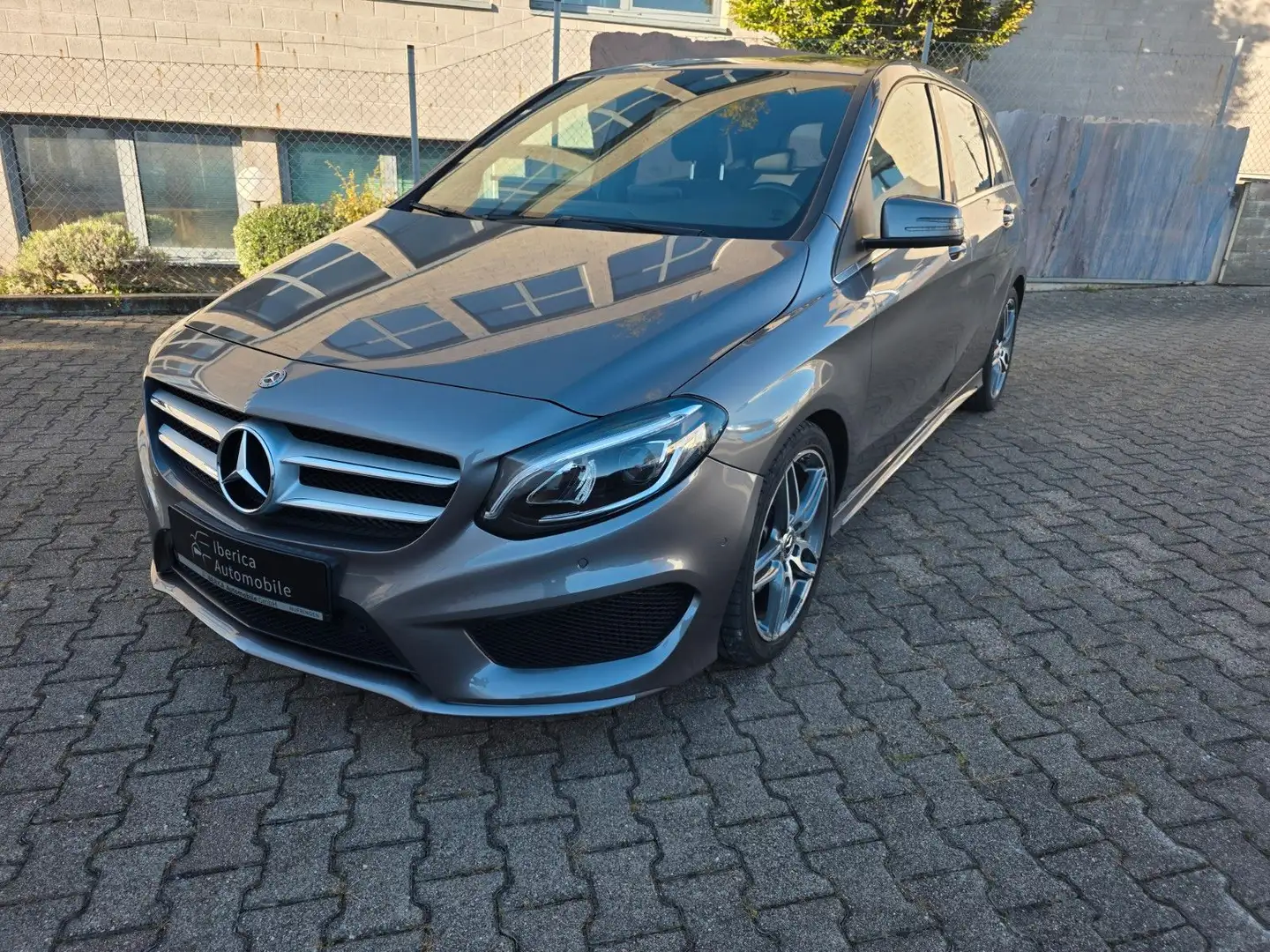 Mercedes-Benz B 180 Klasse B 180*AMG-PAKET Gris - 1
