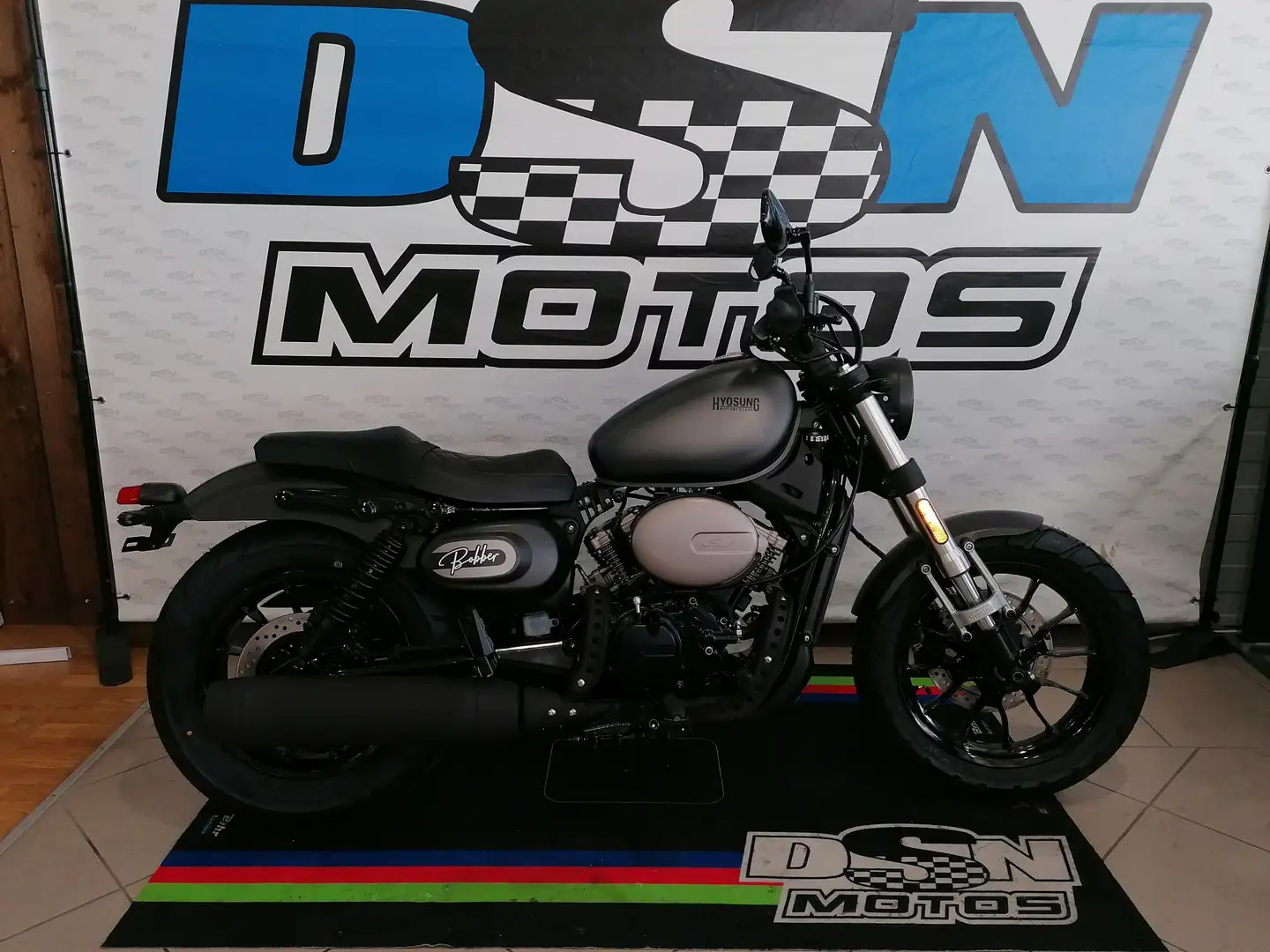 Hyosung GV 125 crna - 1