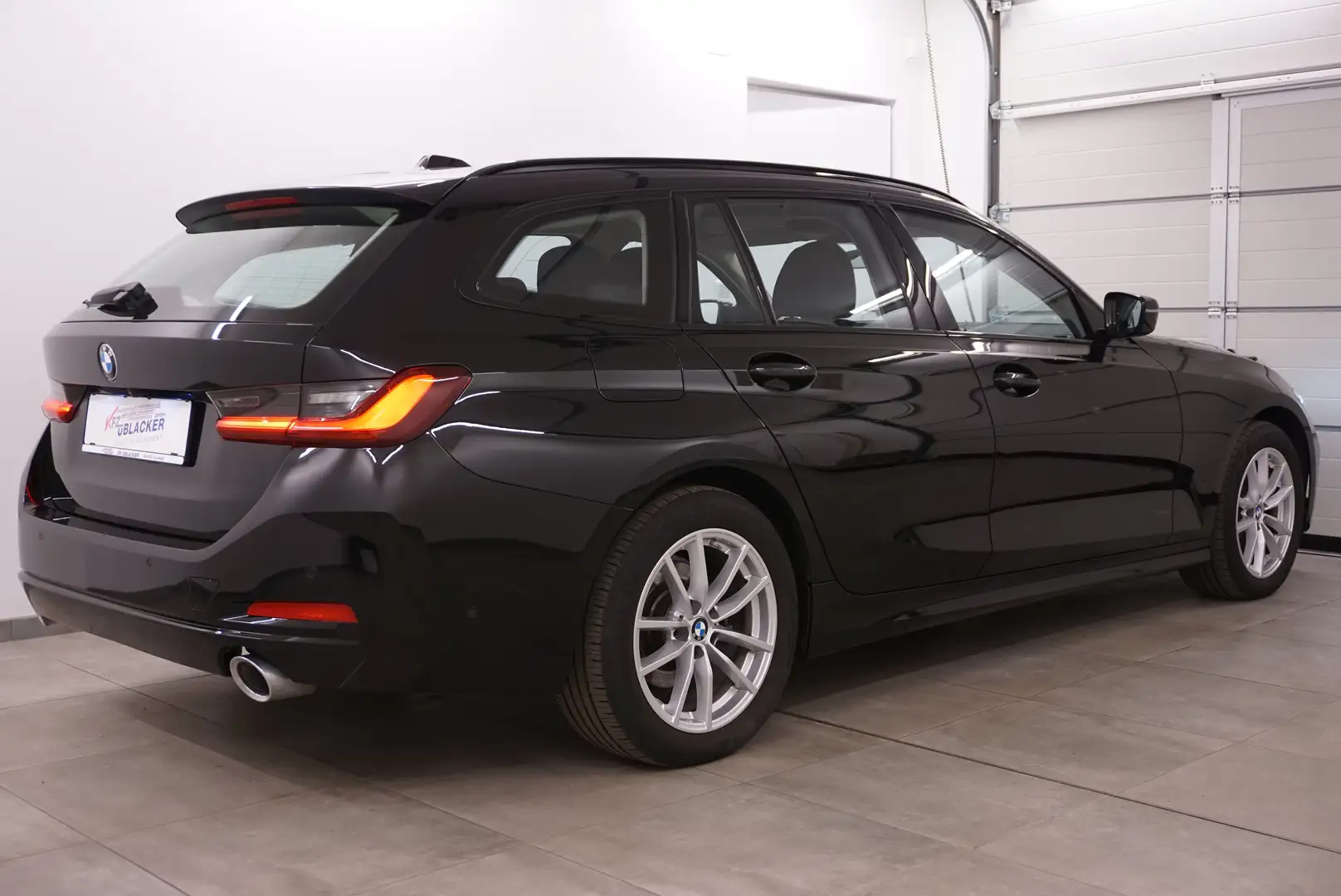 BMW 320 d xDrive // Abstandstempomat // Schwarz - 2