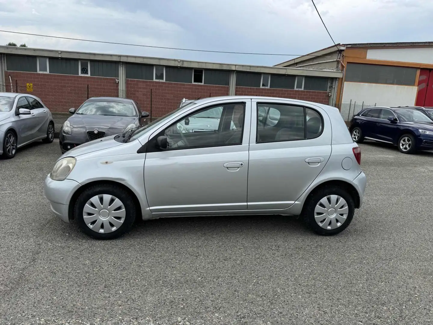 Toyota Yaris 1.0i 16V cat 5 porte Argent - 2