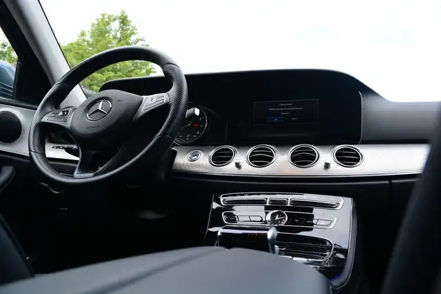 Mercedes-Benz E-Class view 13
