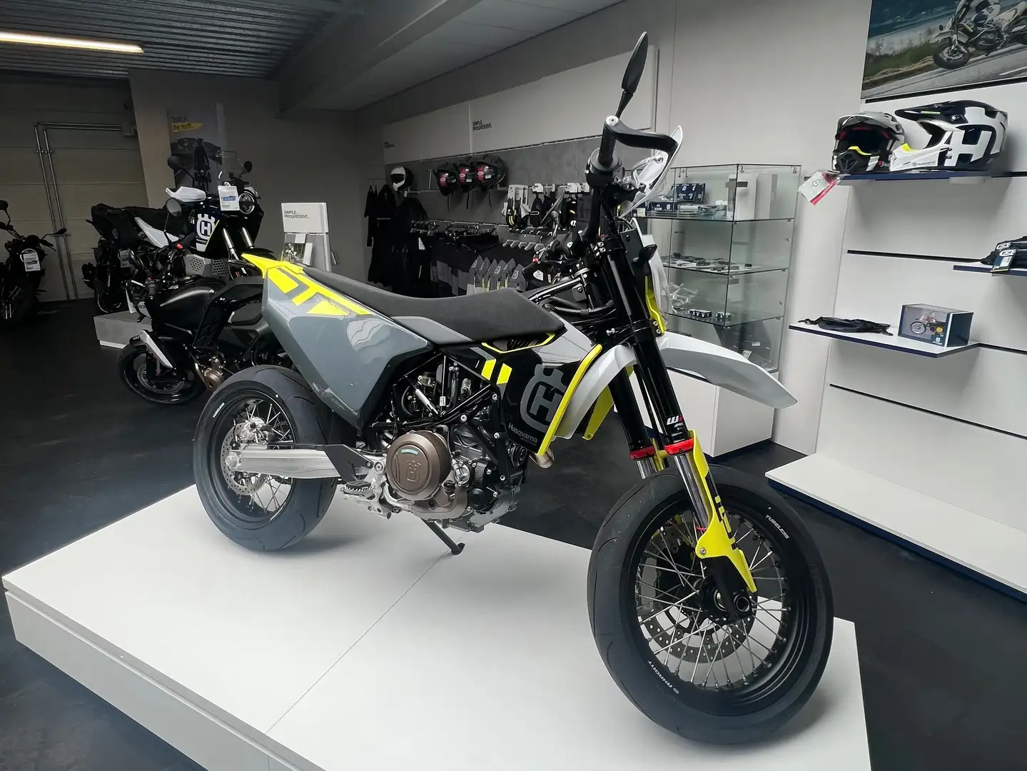 Husqvarna 701 Supermoto Černá - 1
